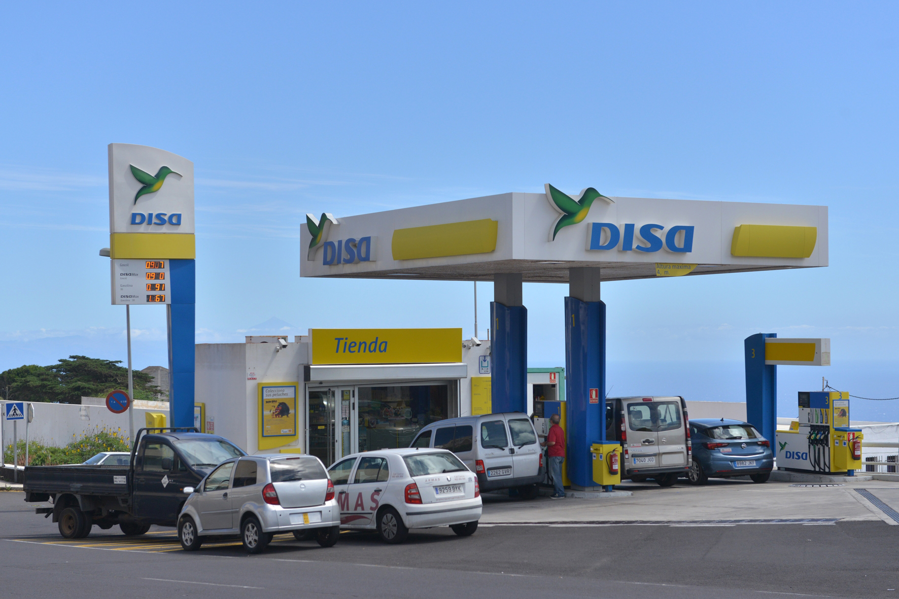 DISA fija una primera bajada de los precios del combustible en los próximos días en La Gomera y El Hierro