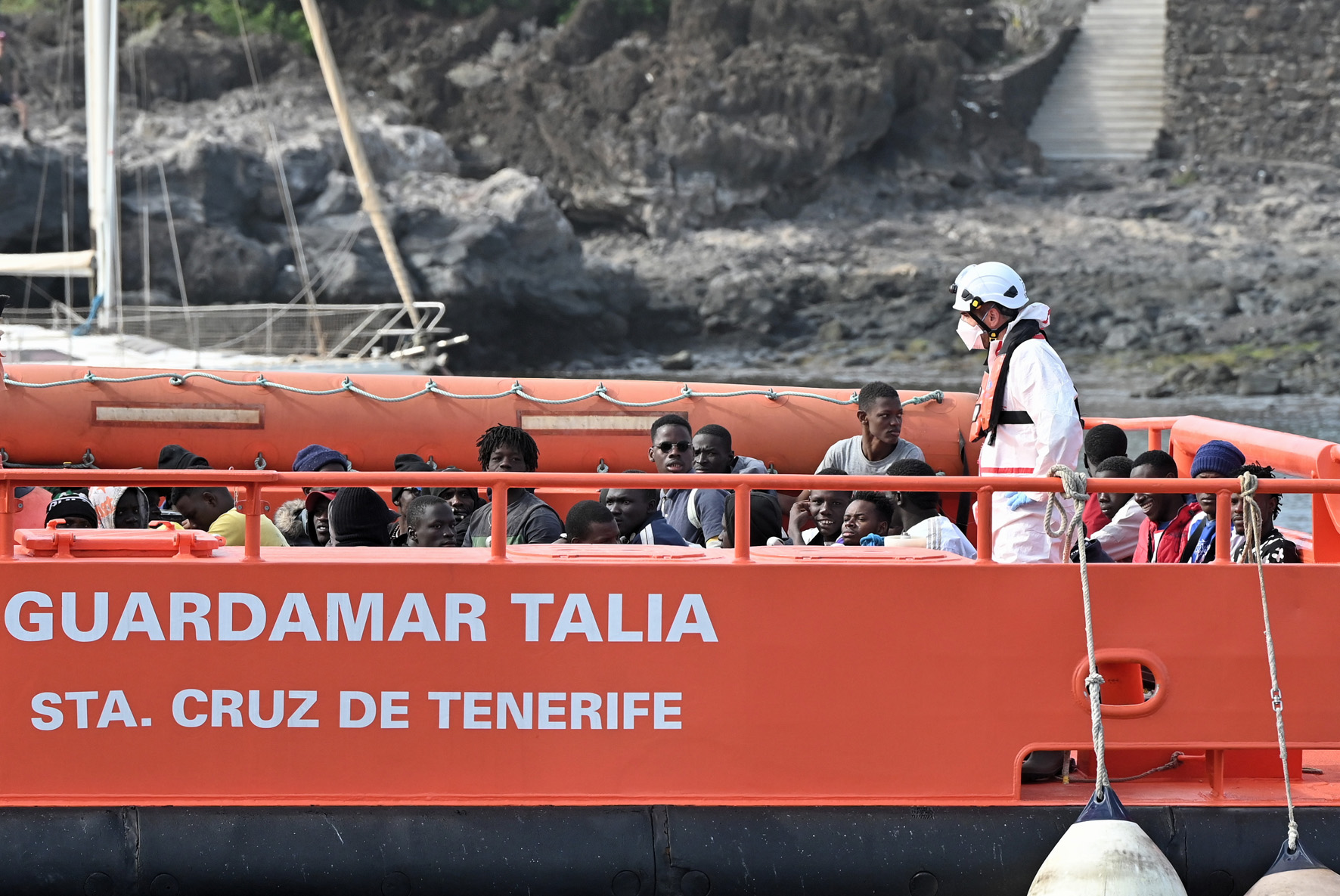 Guardamar Talía traslada al puerto de La Restinga a 38 tripulantes de una embarcación rescatada a 70 millas de El Hierro