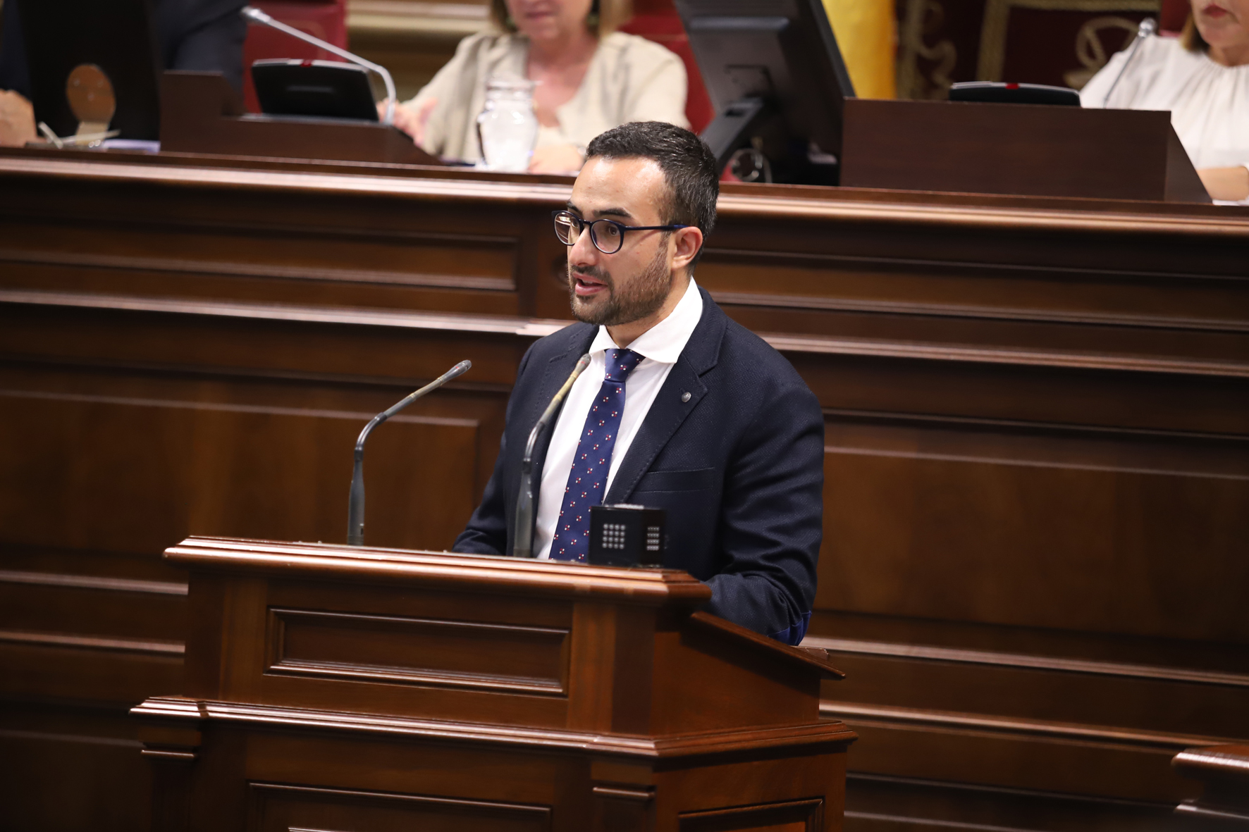 El diputado de la AHI, Raúl Acosta, cierra 2023 con 200 iniciativas presentadas en el Parlamento de Canarias
