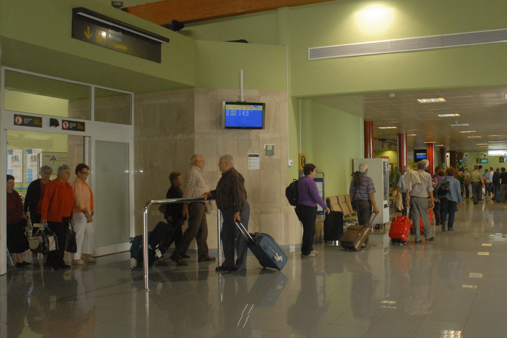 El aeropuerto de El Hierro mantiene suspendida su operativa debido a la baja por Calima
