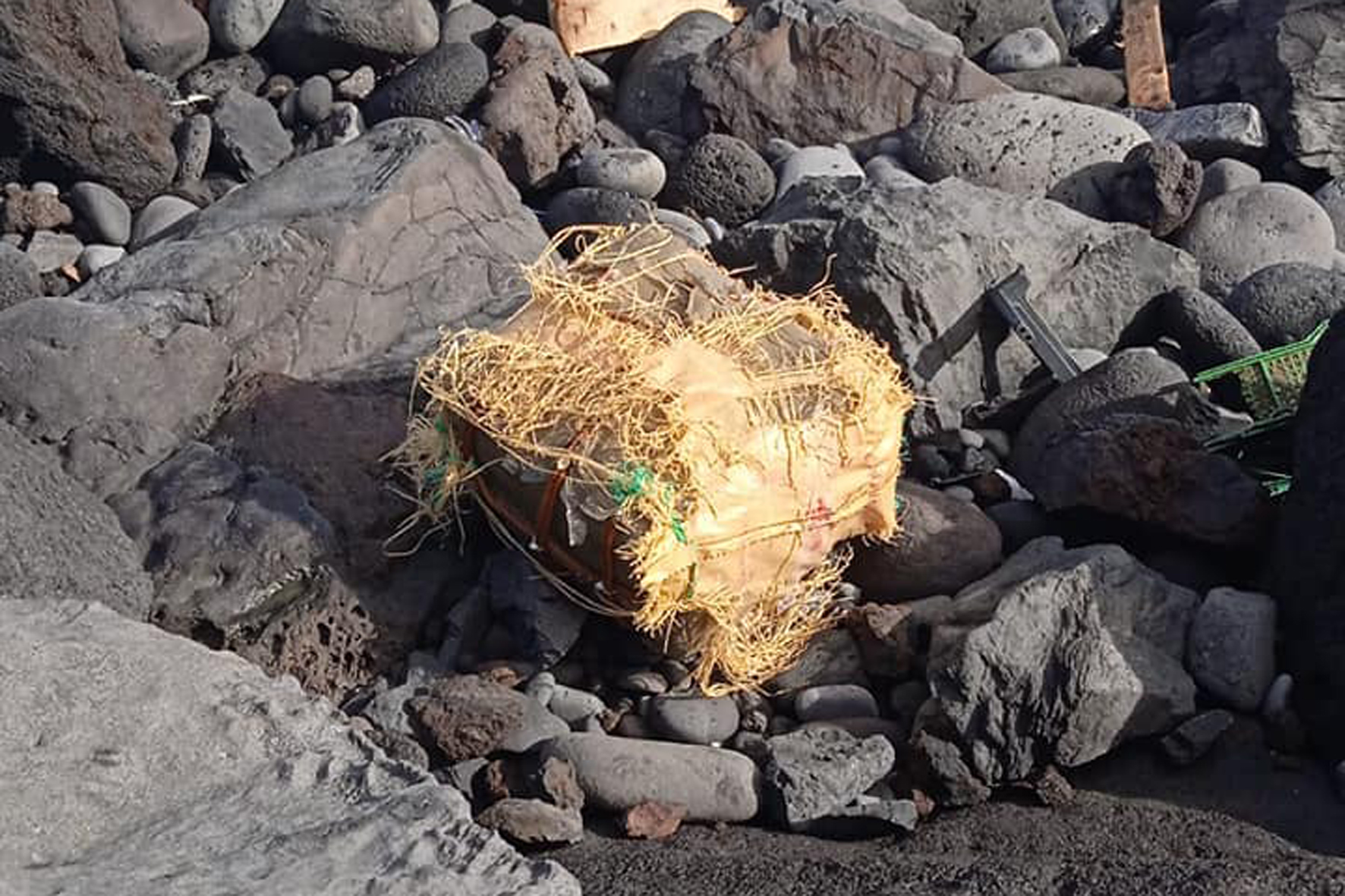 La Guardia Civil incauta un fardo de hachís hallado en la playa de Timijiraque