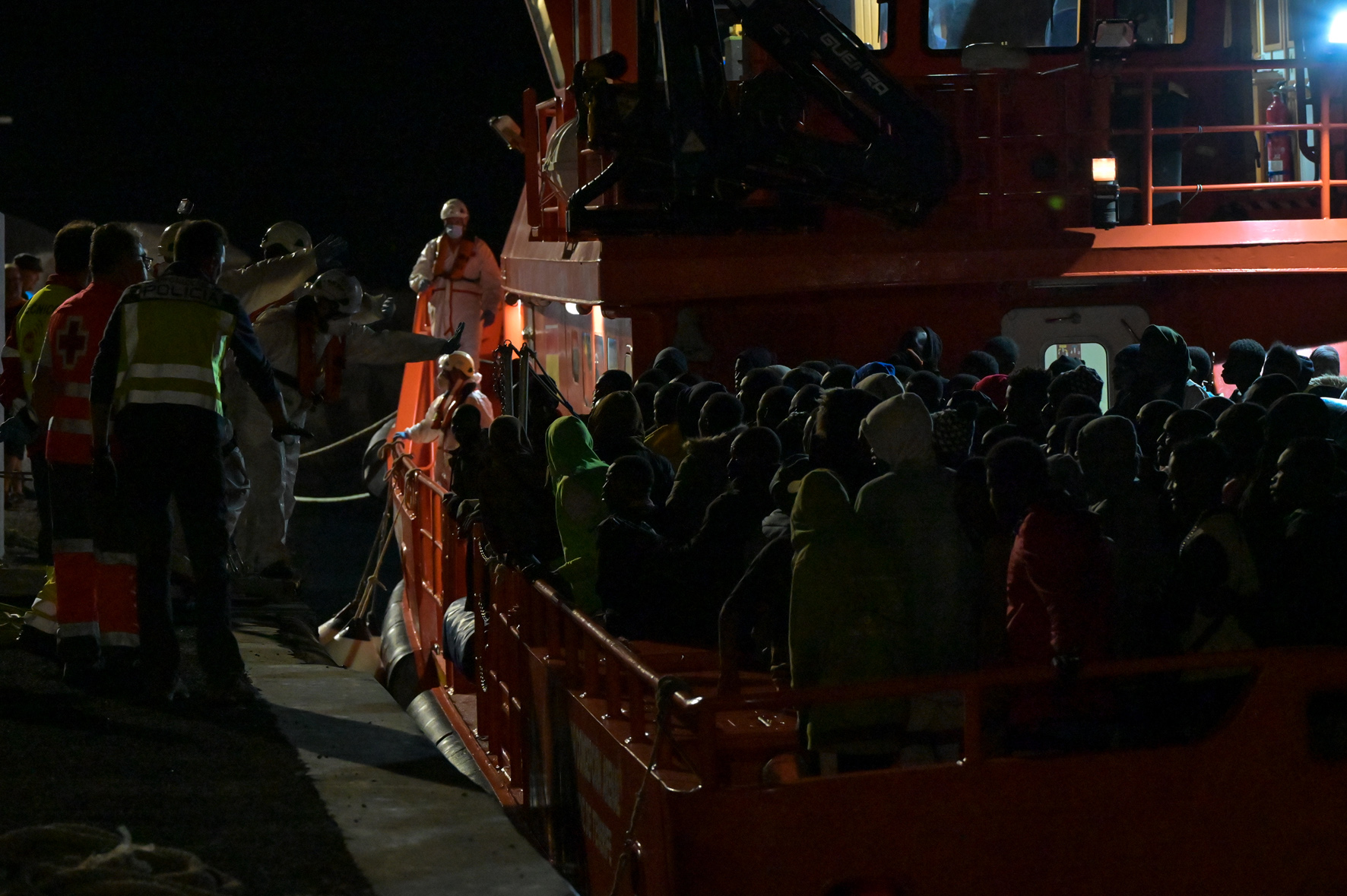 Salvamento Marítimo rescatan a 40 inmigrantes en una embarcación que navegaba a 94 millas de El Hierro