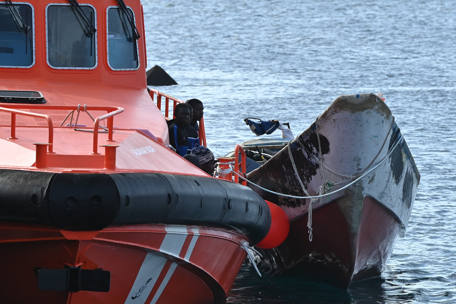 Salvamento Marítimo rescata a 106 inmigrantes a bordo de 2 embarcaciones en aguas cercanas a El Hierro