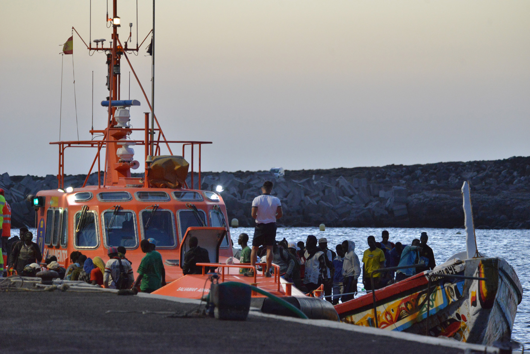 Salvamento marítimo rescata una embarcación con 65 inmigrantes en la mañana de hoy