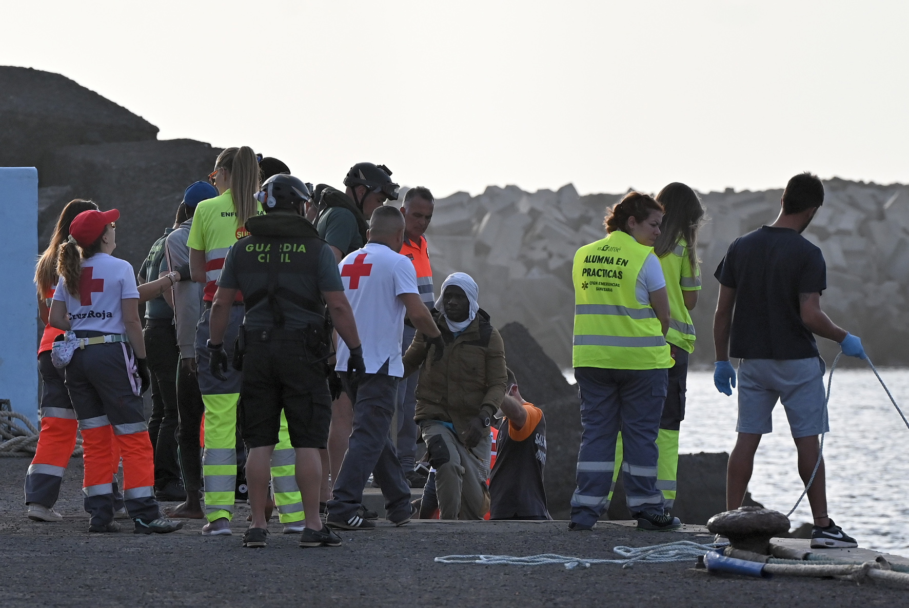 Guardia Civil rescata a 49 personas en la tarde de hoy, a bordo de un cayuco en aguas cercanas a El Hierro