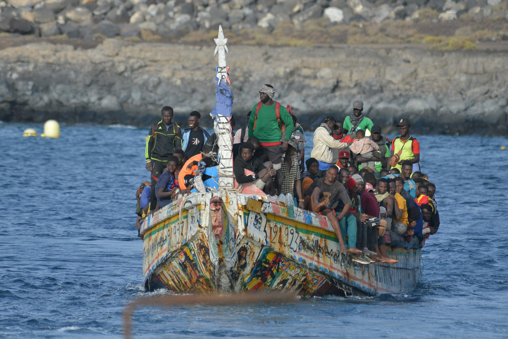 Salvamento Marítimo rescata un cayuco, con 84 personas, en aguas cercanas a El Hierro