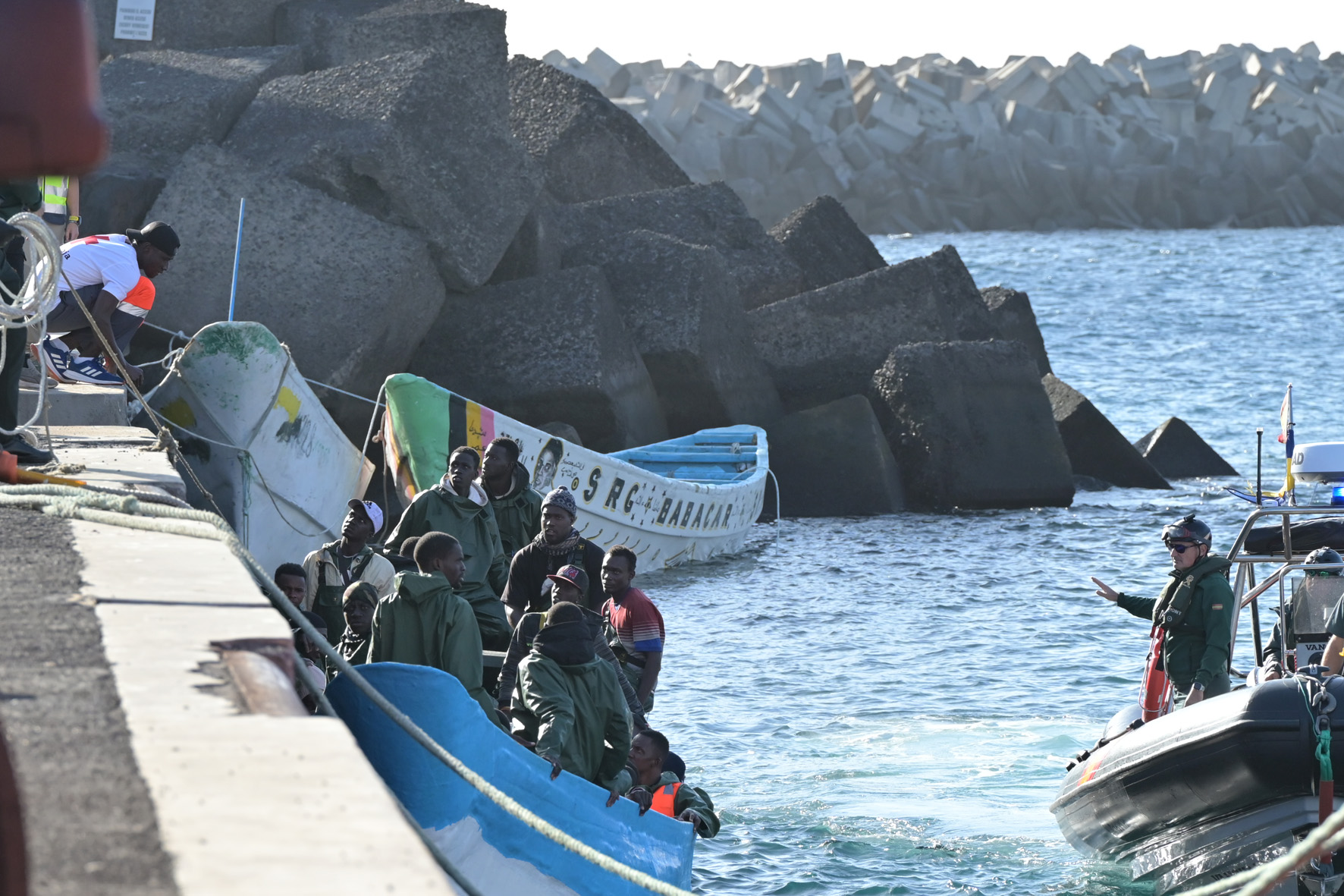 La Guardia Civil rescata 3 cayucos en aguas próximas a El Hierro en la tarde de hoy, con un total de 117 inmigrantes a bordo