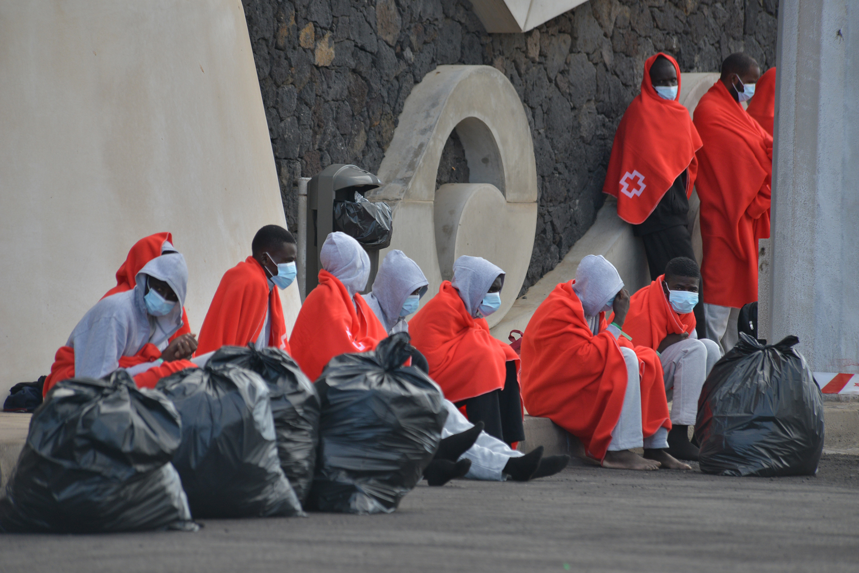 49 migrantes en una nueva embarcación llegada a La Restinga este domingo