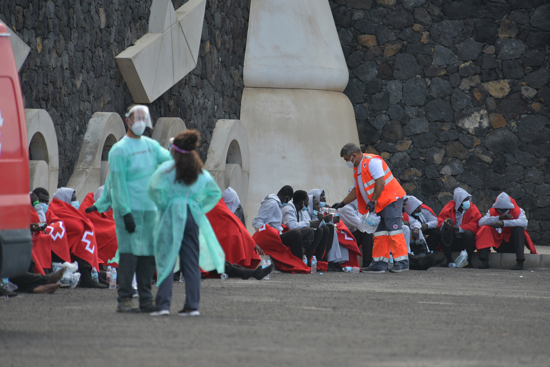 Arriba por sus propios medios al puerto de La Restinga un cayuco con 51 migrantes