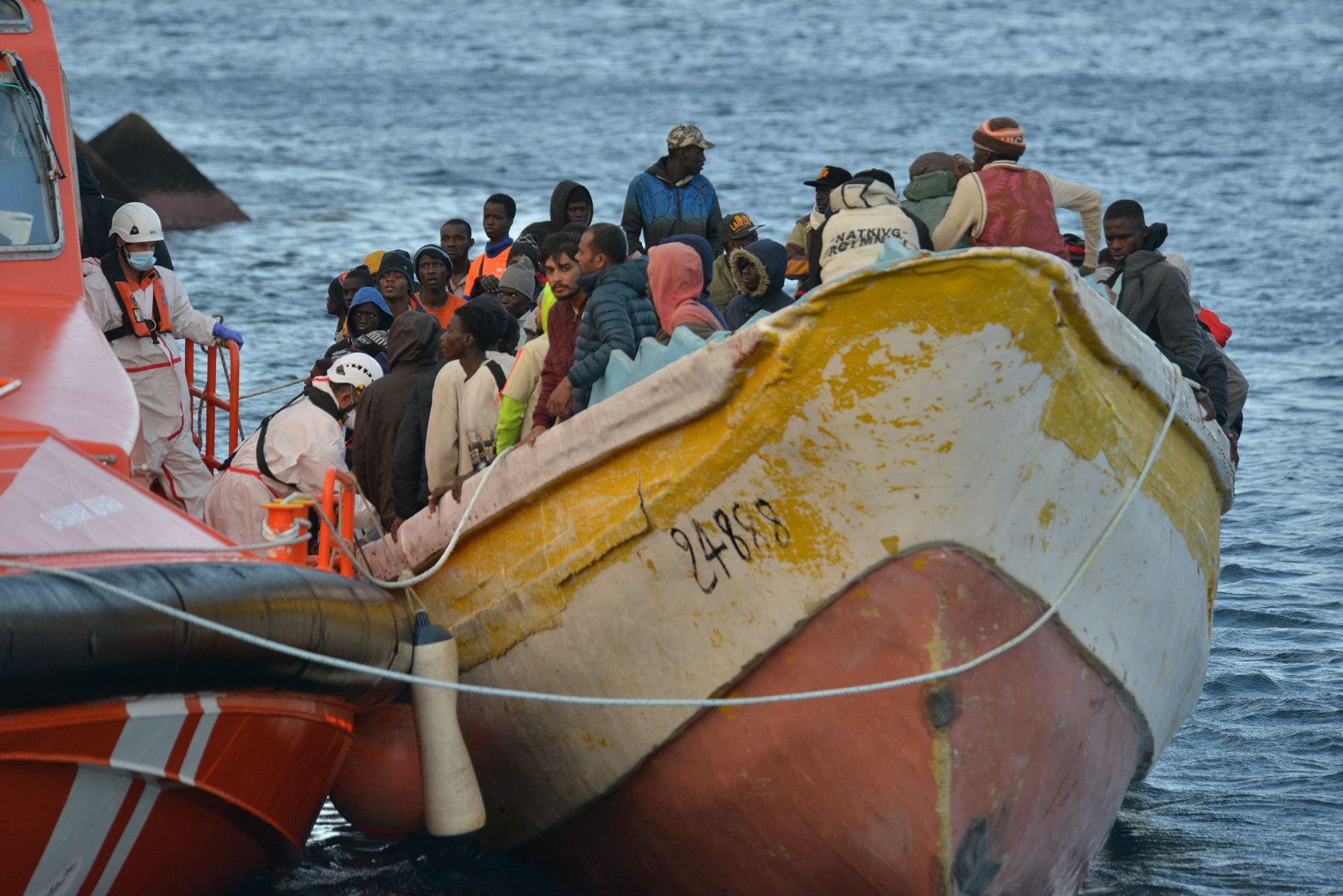 Salvamar Adhara trae a El Hierro 156 inmigrantes rescatados en la mañana de hoy, en un cayuco en aguas próximas a la isla