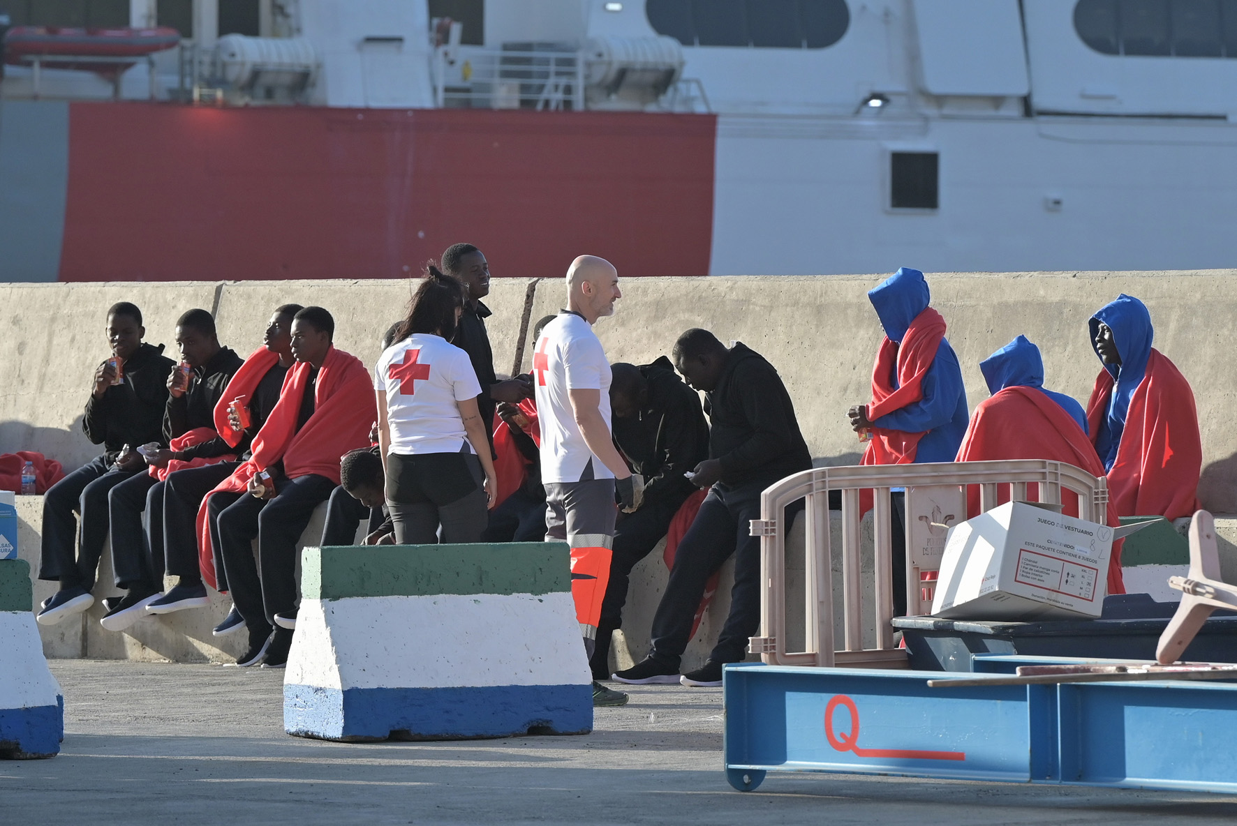 Arriba por sus propios medios un cayuco con 37 personas al puerto de La Estaca en El Hierro