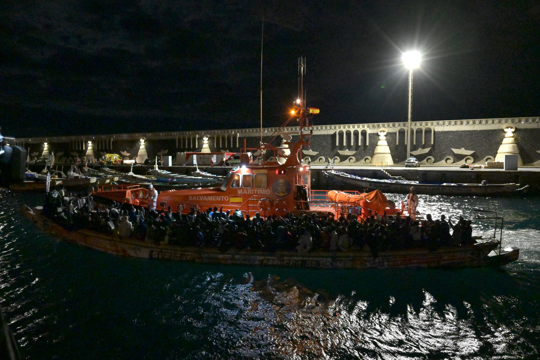 Salvamar y Guardia Civil recatan en la noche de ayer a 324 inmigrantes a bordo de dos embarcaciones