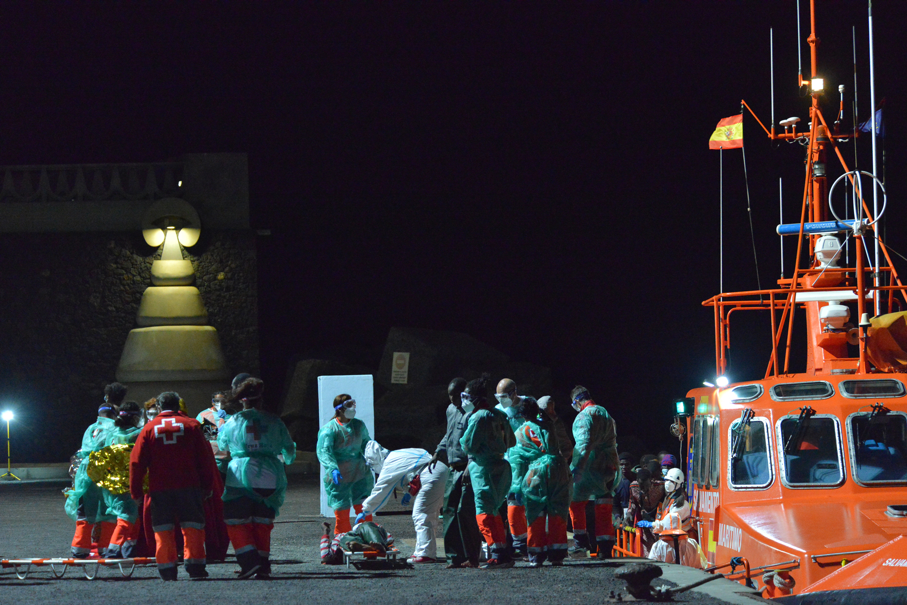 Salvamar Adhara rescata a 38 inmigrantes a bordo un cayuco localizado a 64 millas al sur de El Hierro