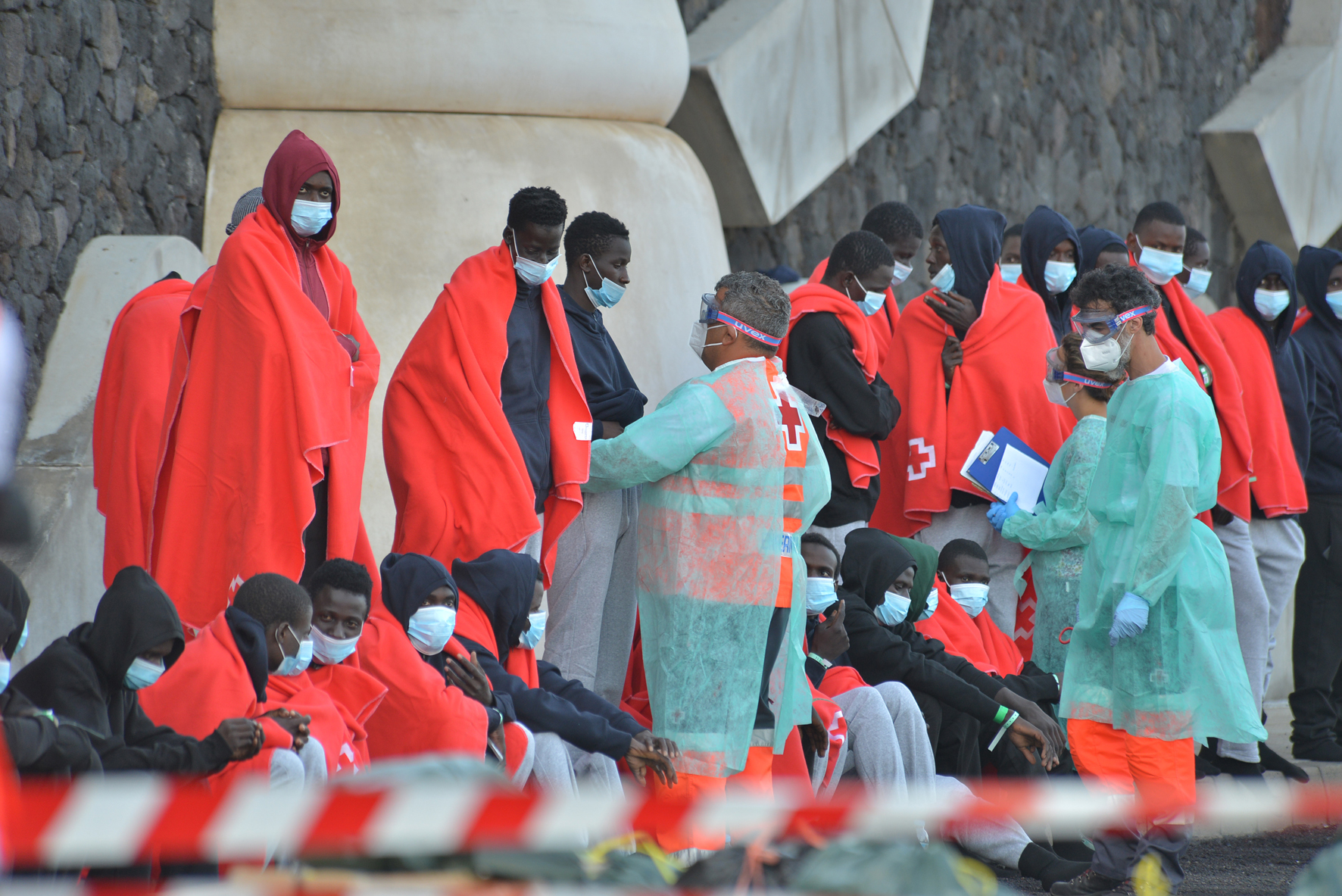 Rescatada una embarcación con 54 personas a bordo en aguas próximas a El Hierro
