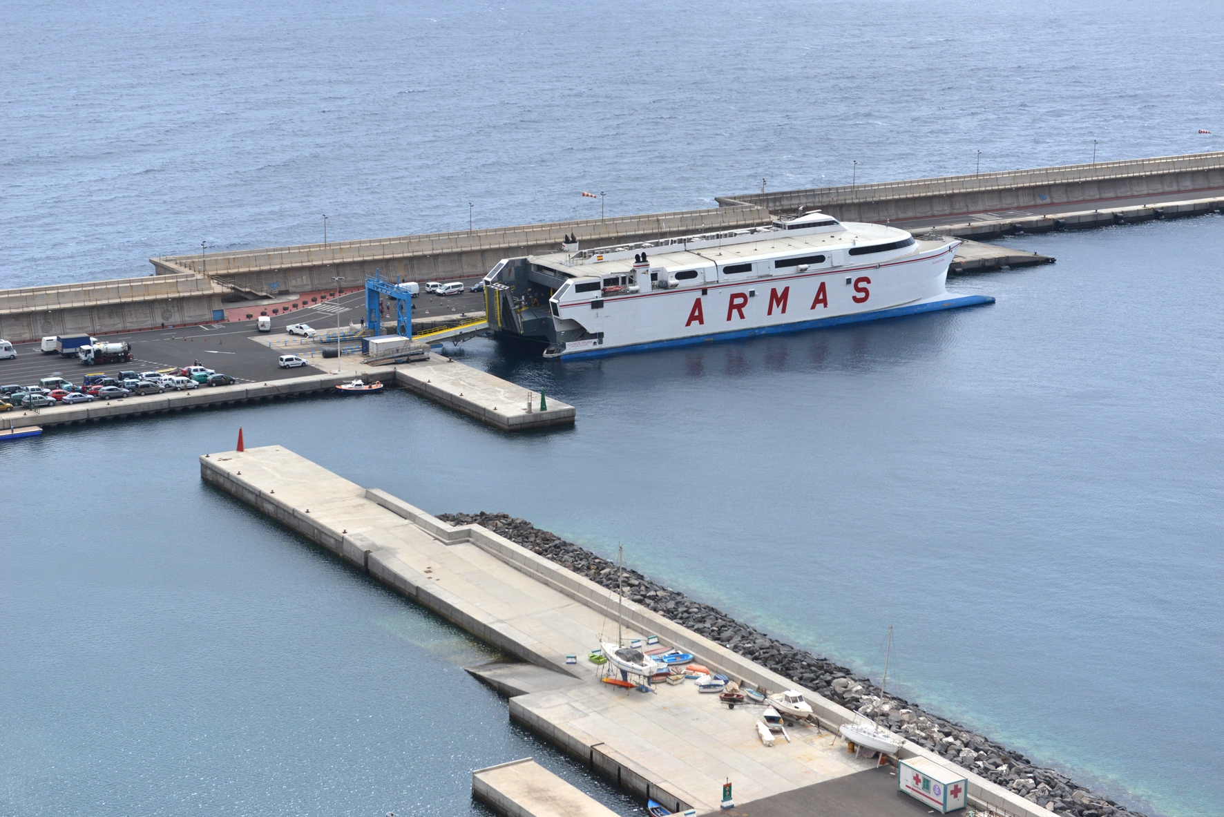 El Gobierno de Canarias destina 2,3 millones de euros a subvencionar el transporte de mercancías entre islas y a rebajar los costes de la doble insularidad