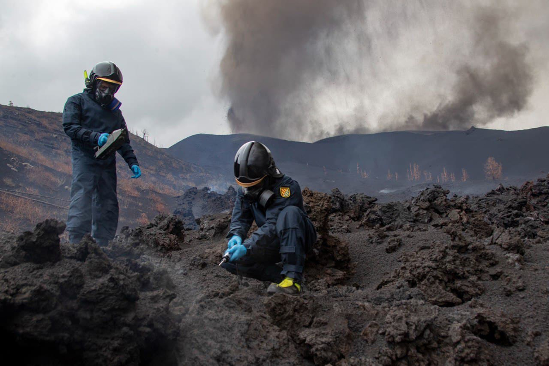 La UME realiza un muestreo de la calidad del aire en la zona afectada por la erupción volcánica en La Palma