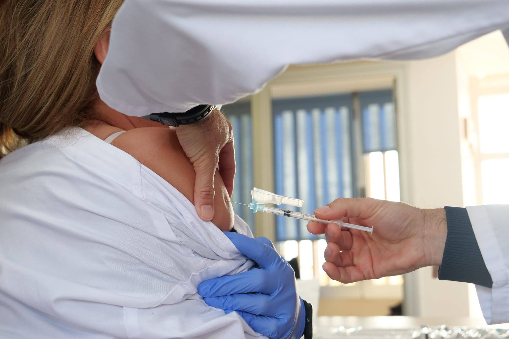 Sanidad administra la segunda dosis de la vacuna contra la COVID-19 en los centros sociosanitarios de El Hierro
