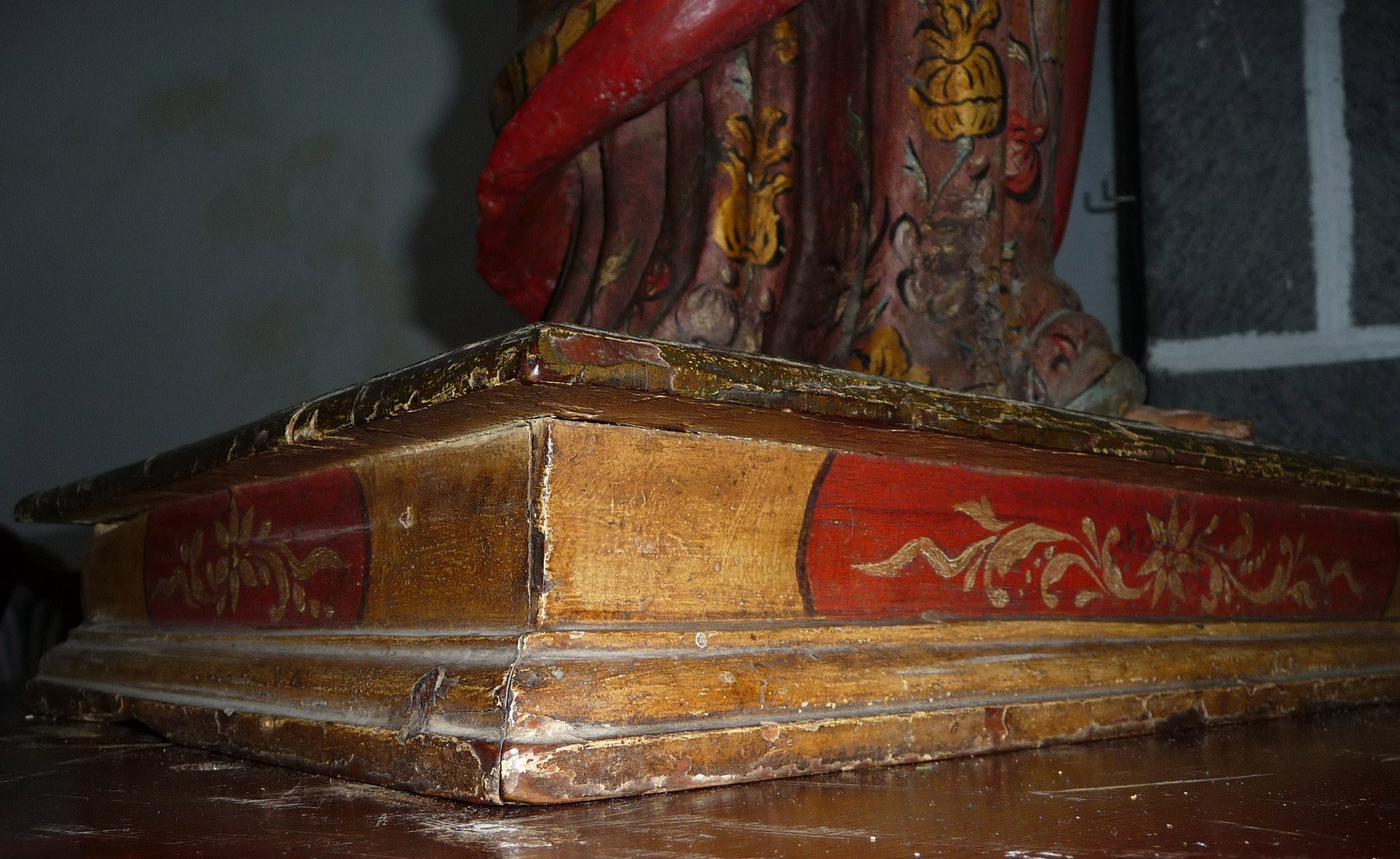 Fig. 3 Detalle de la peana de San Bartolomé antes de la restauración Foto autora