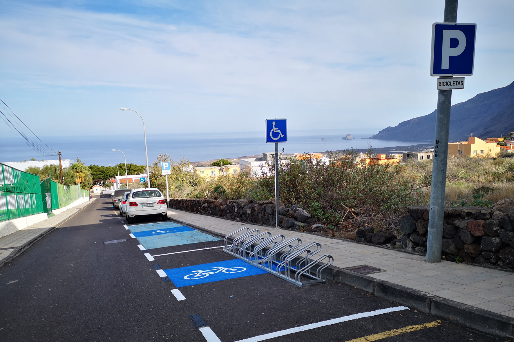 El Ayuntamiento repone los aparcamientos para bicicletas del Instituto de La Frontera