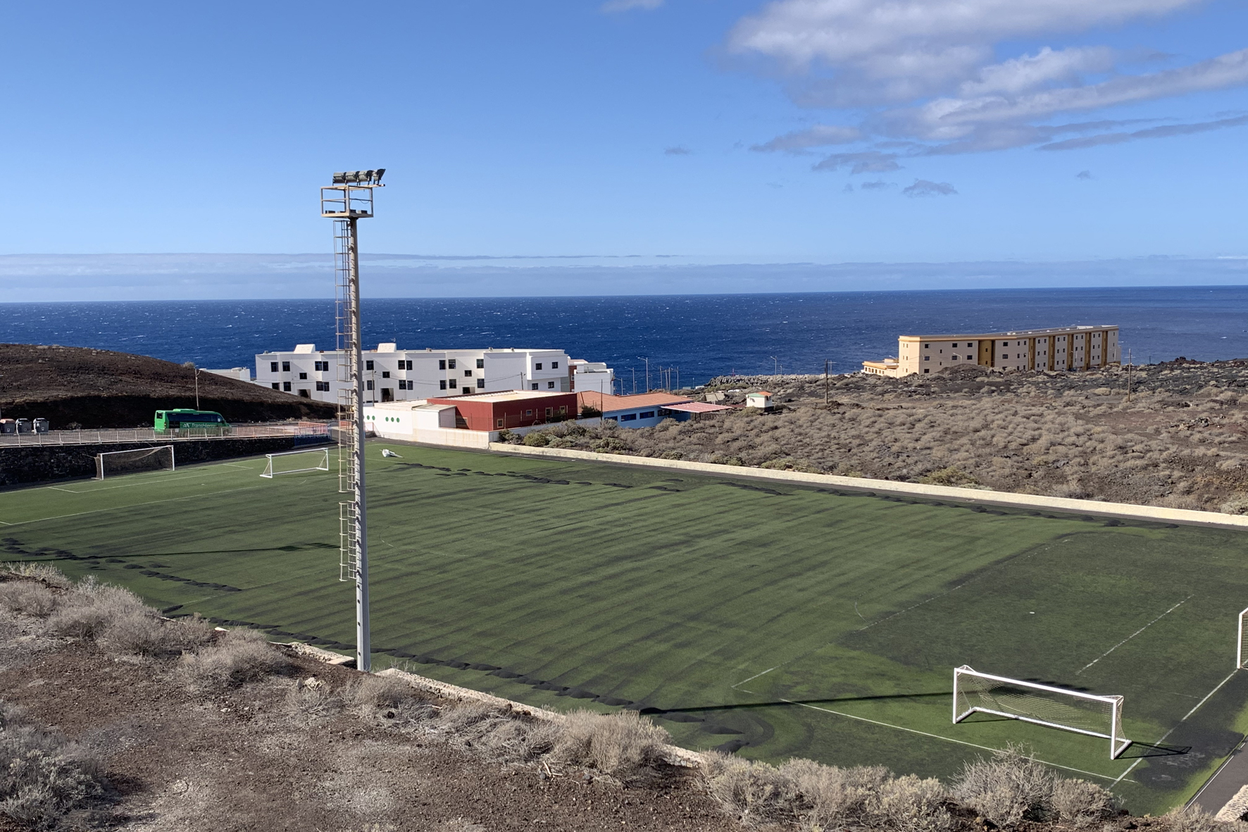El Ayuntamiento de El Pinar mejora el campo de fútbol de La Restinga