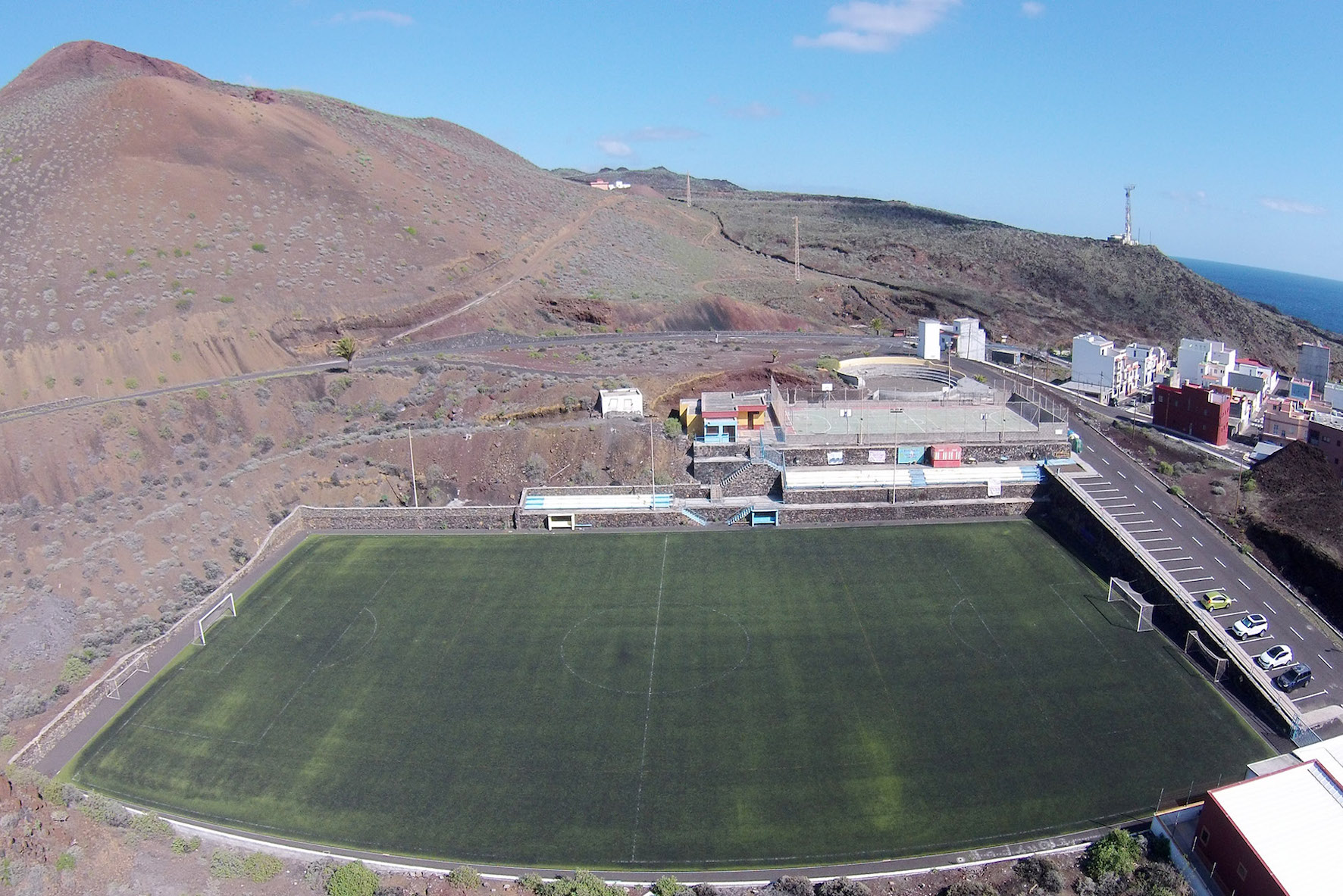 El Pinar amplia el alumbrado del campo de fútbol de La Restinga