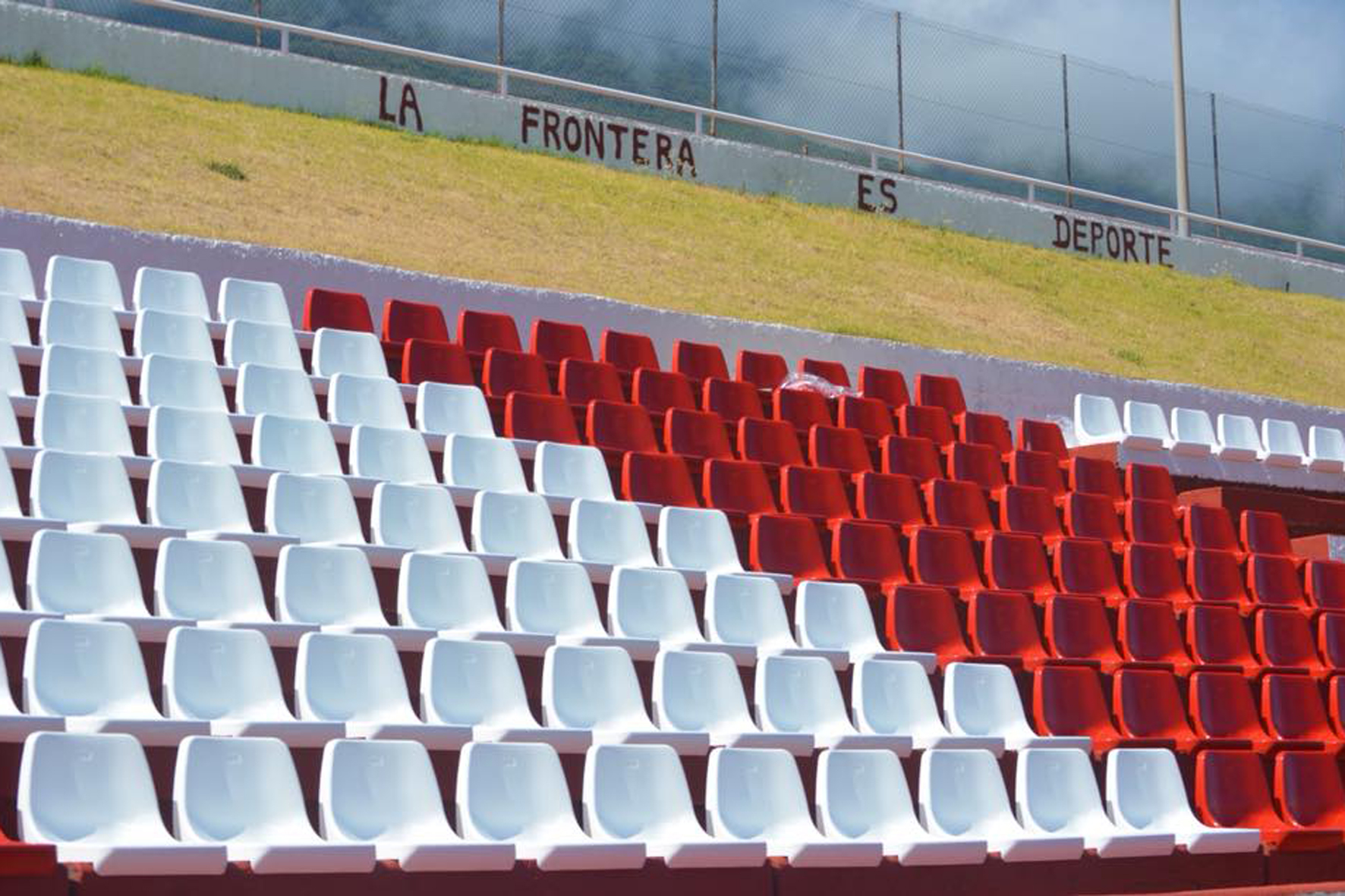 La Frontera realiza mejoras en el campo de fútbol municipal
