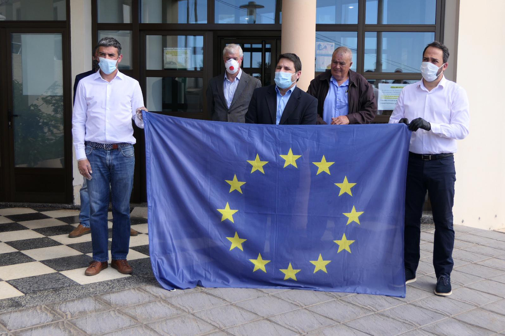 Representantes de las instituciones herreñas han desplegado la bandera de Europa en el  Día de Europa 2020