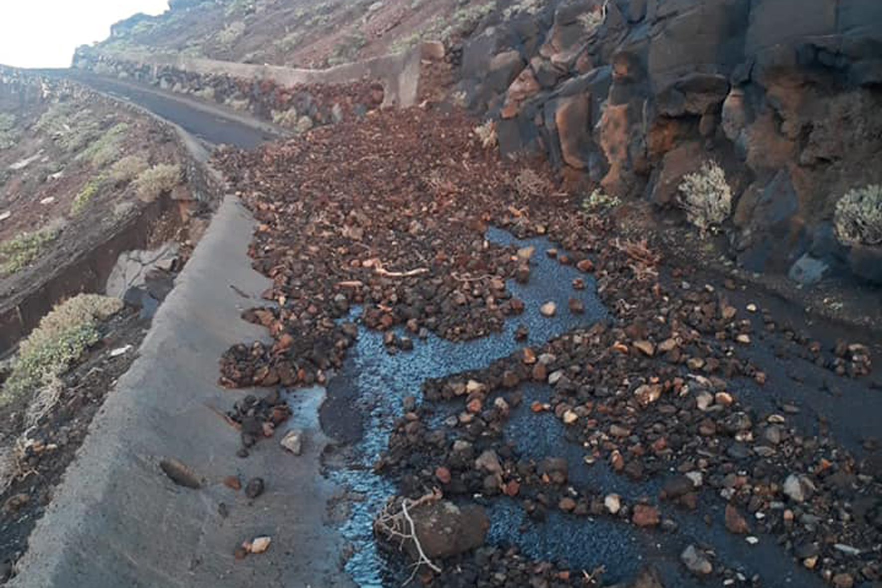 Cierran la carretera de acceso a La Dehesa por Lomo Negro por desprendimientos