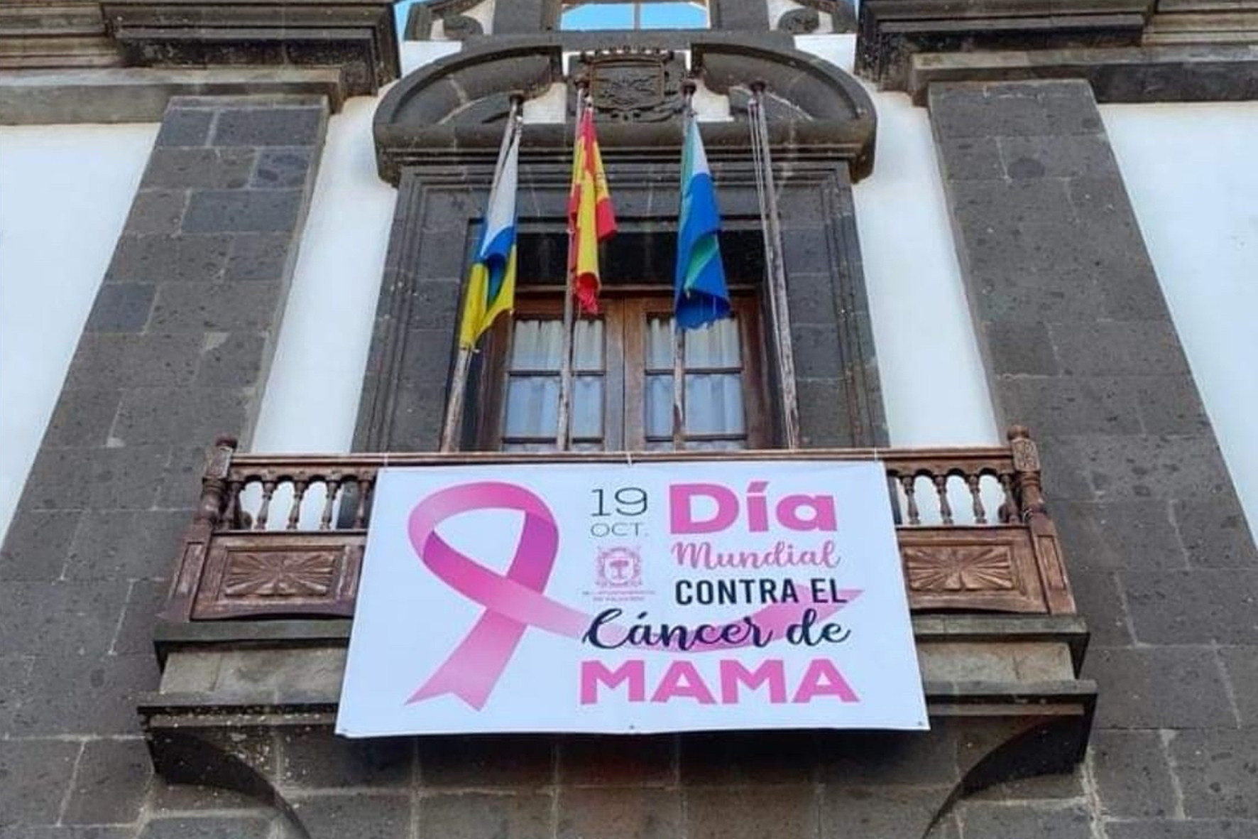 El Ayuntamiento capitalino ilumina de rosa su fachada para conmemorar el Día Internacional de lucha contra el Cáncer de Mama