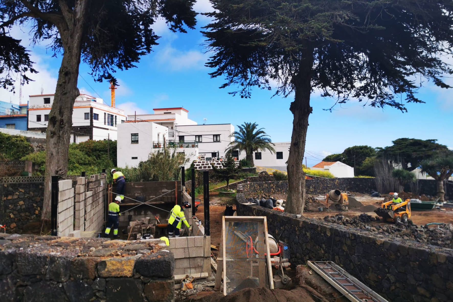Valverde realiza obras de acondicionamiento de la plaza del barrio de El Cabo