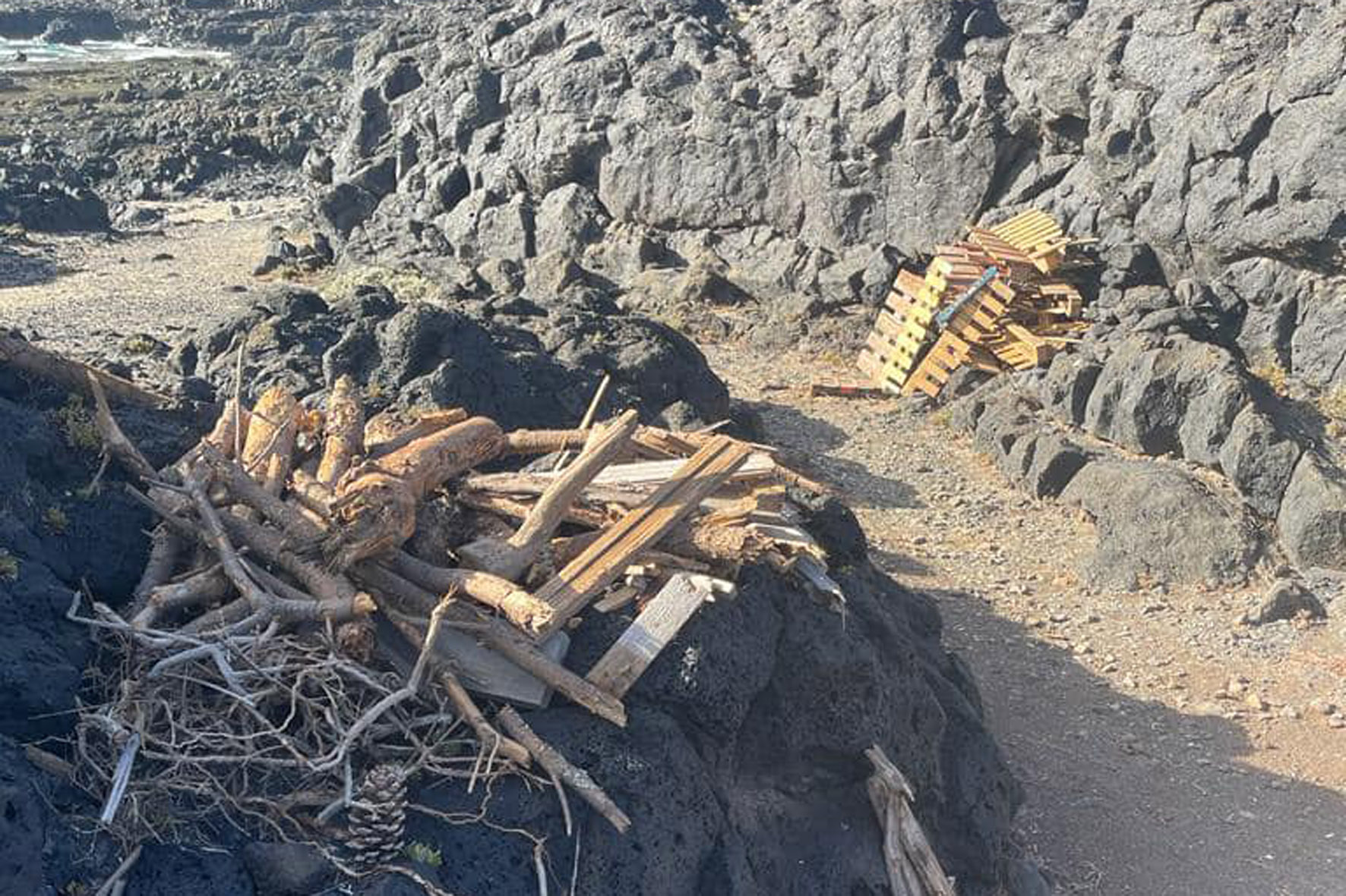 El Cabildo denuncia el abandono de enseres y escombros en la playa de Arenas Blancas
