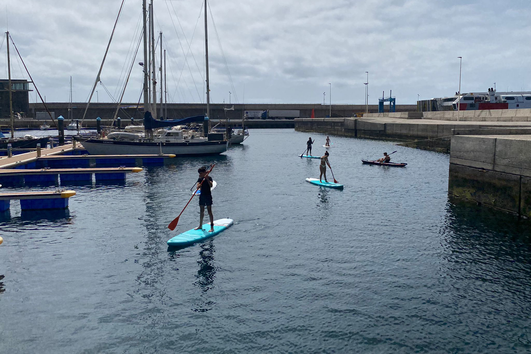 Valverde lleva a cabo una “limpieza de playa en paddle surf” en el Puerto de La Estaca con jóvenes del municipio