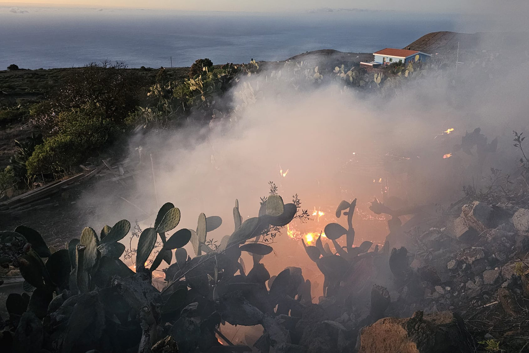 Agentes de Medio Ambiente sofocan un conato de incendio en La Goronital, El Pinar