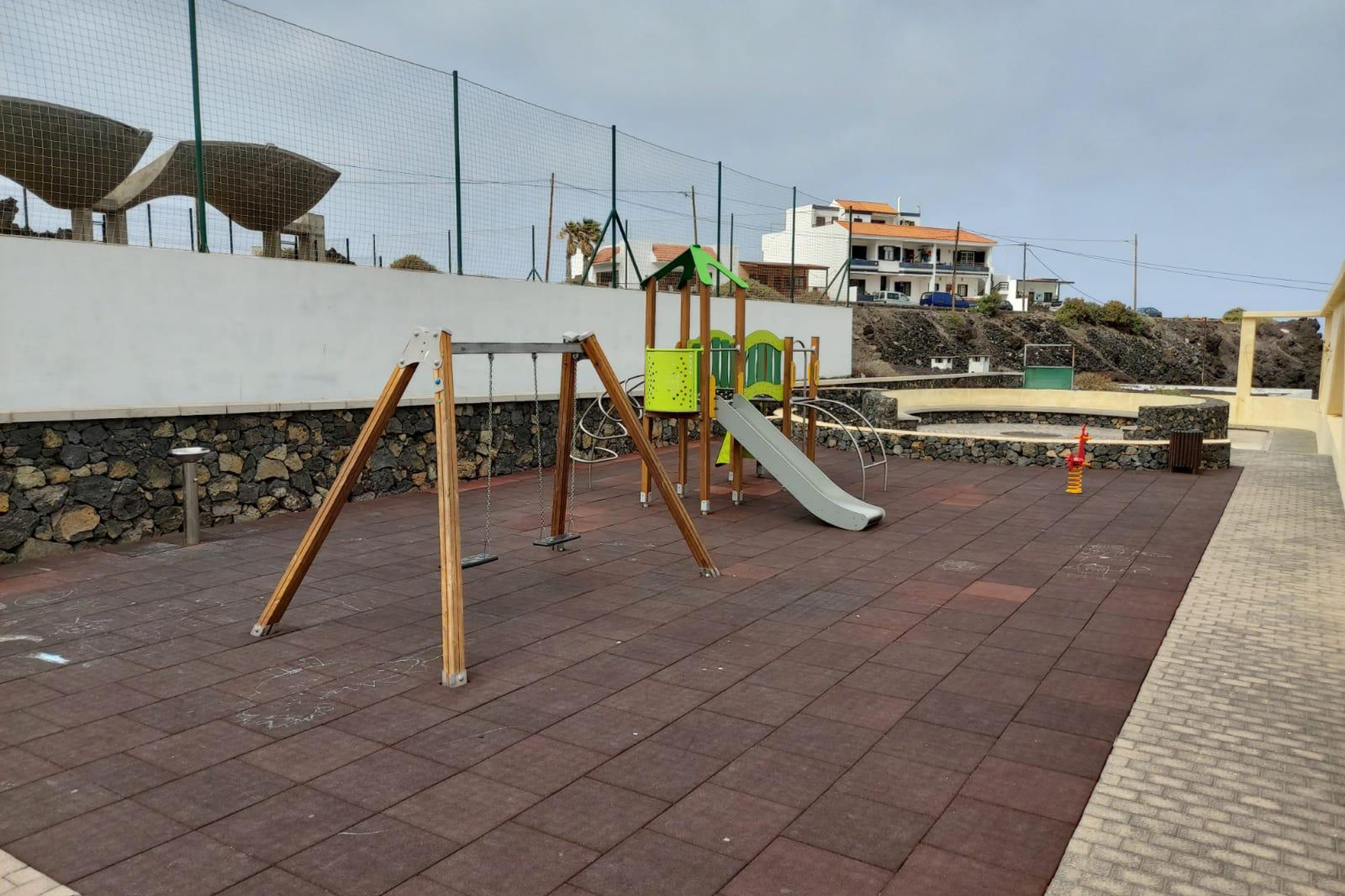 Valverde realiza obras de mejora y mejoras en el parque infantil de El Tamaduste