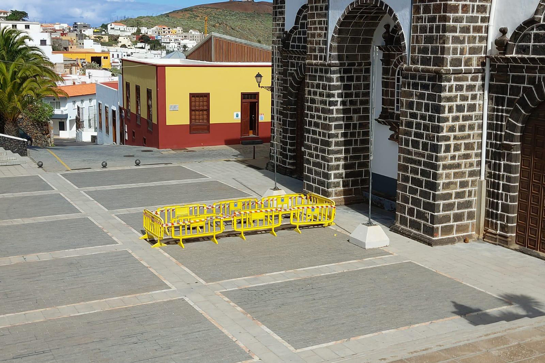 El Ayuntamiento realiza trabajos de conservación en la Plaza de La Concepción en Valverde