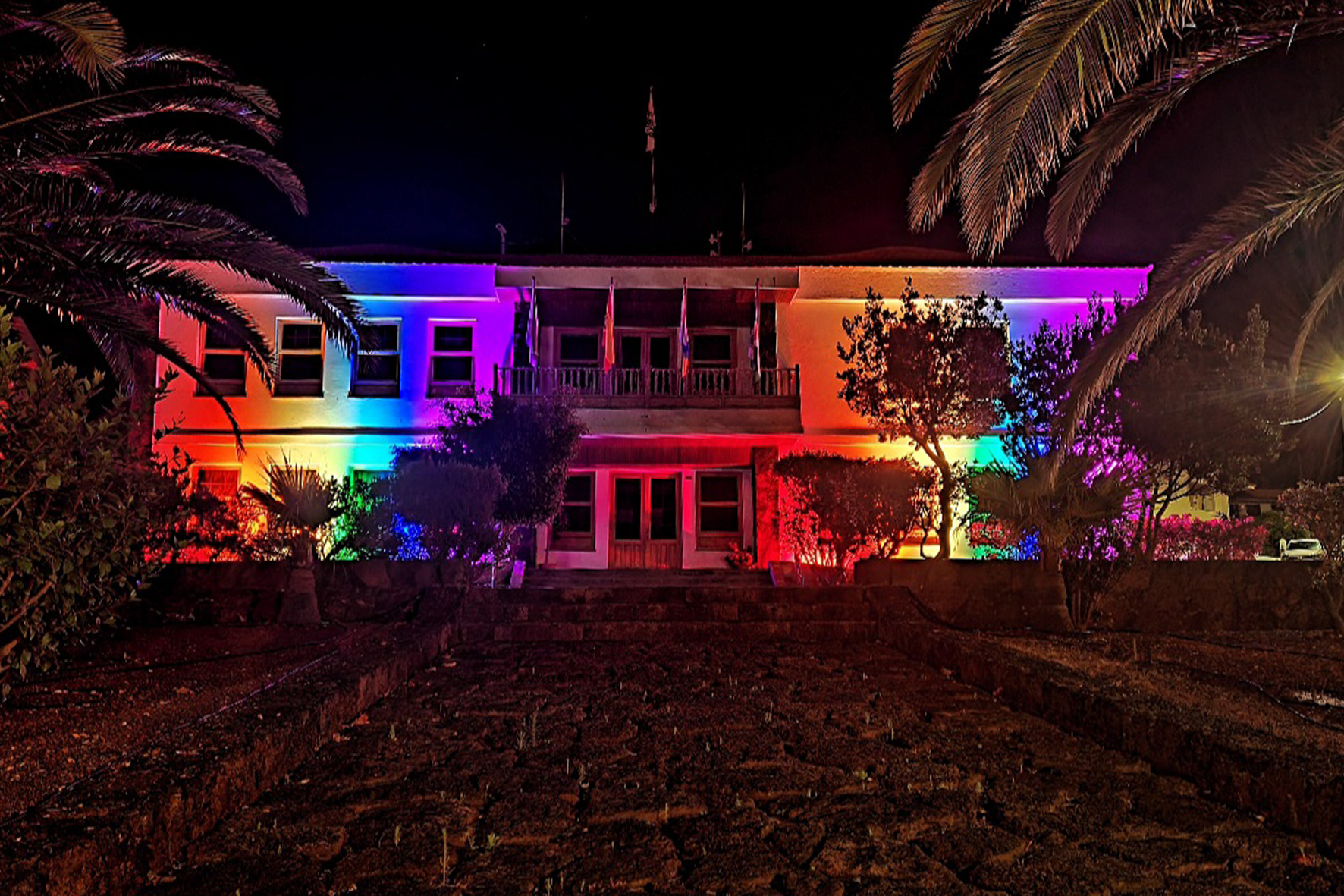 La Frontera ilumina la fachada de su Ayuntamiento con los colores del arco iris en conmemoración del Día Internacional del Orgullo LGTBI
