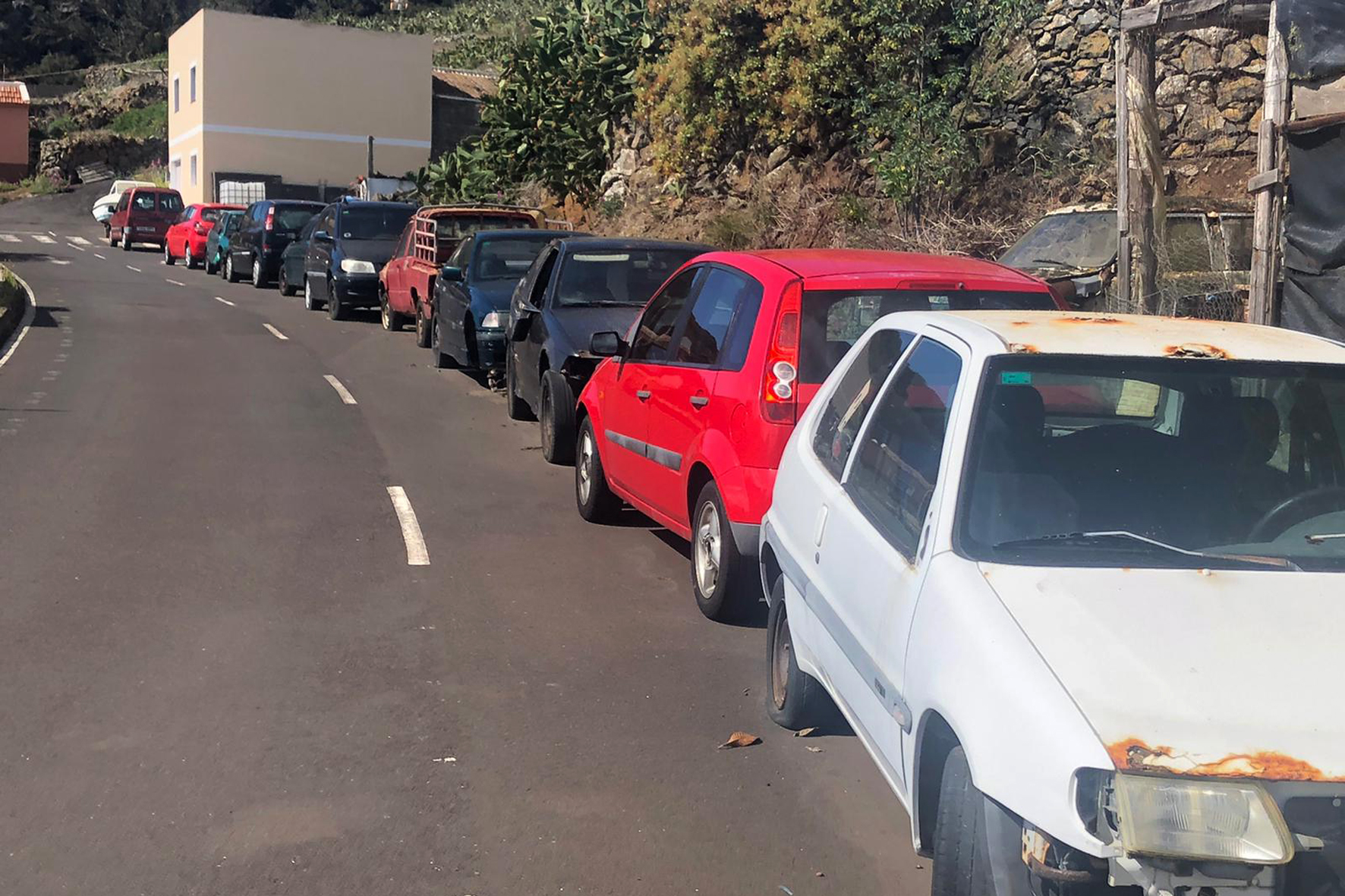 AHI denuncia el abandono de vehículos inutilizados en el barrio de Tesine en Valverde