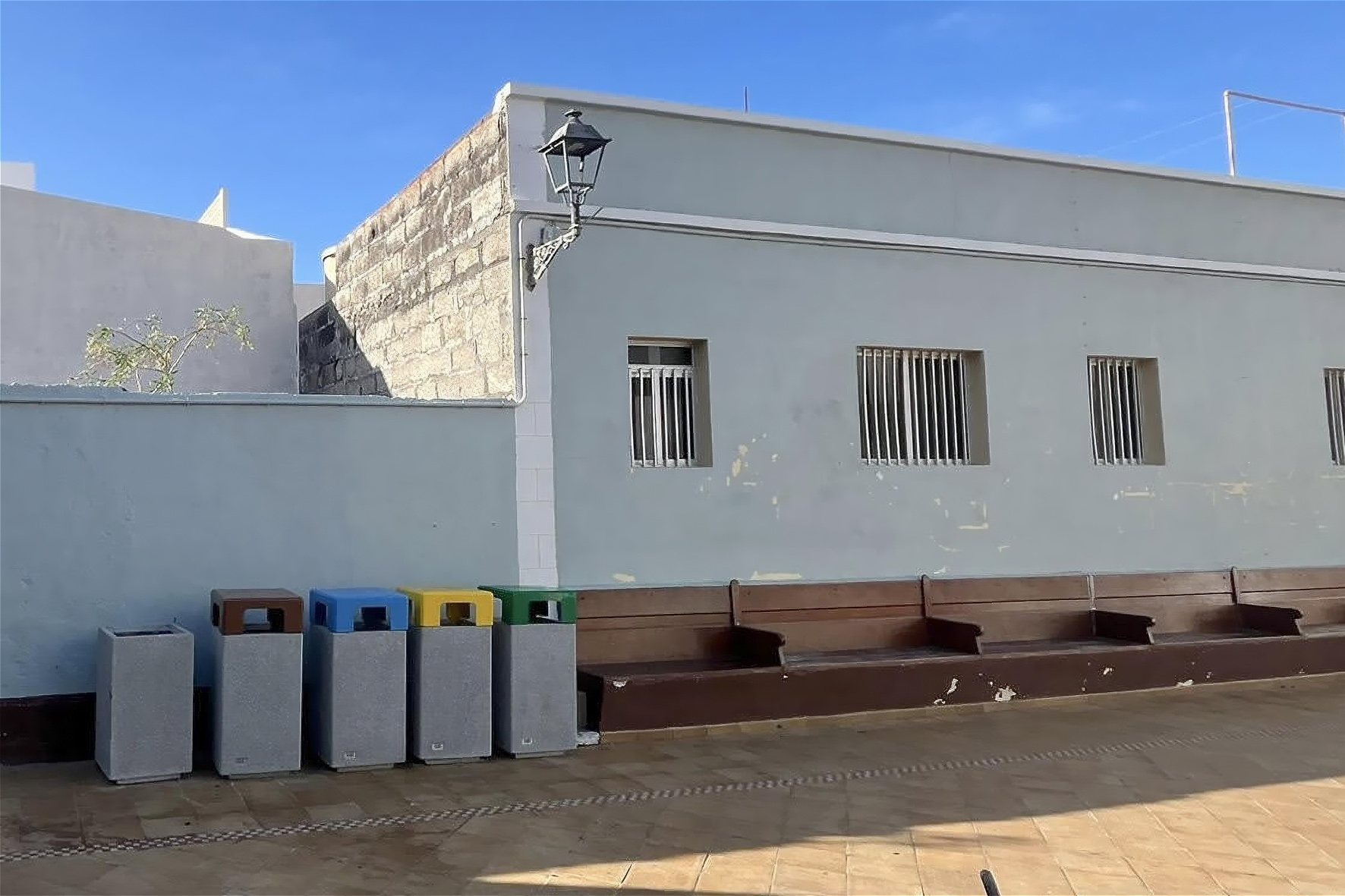 El Ayuntamiento instala baños químicos y papeleras de reciclaje en la Avenida Marítima de La Restinga