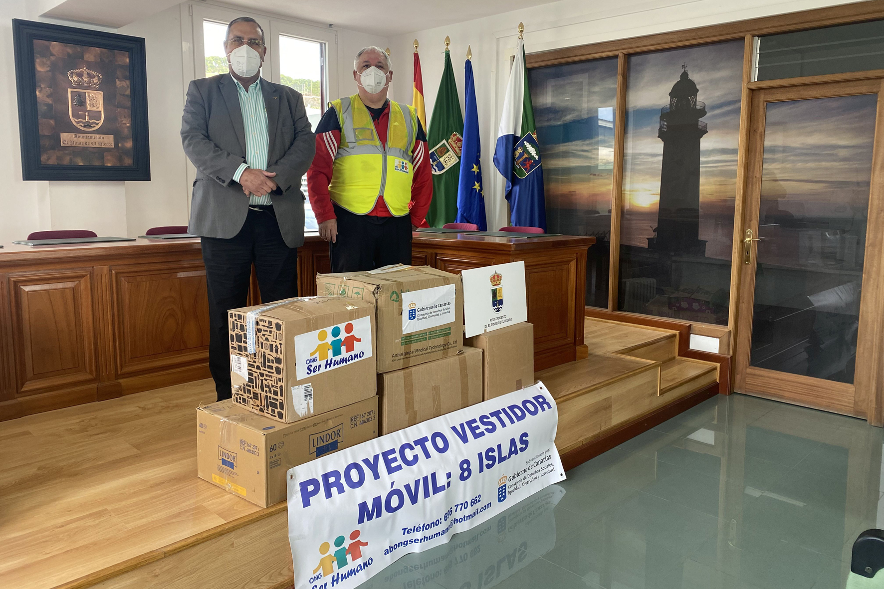 El Pinar recibe la donación de mascarillas, ropa y calzado de la ONG Ser Humano