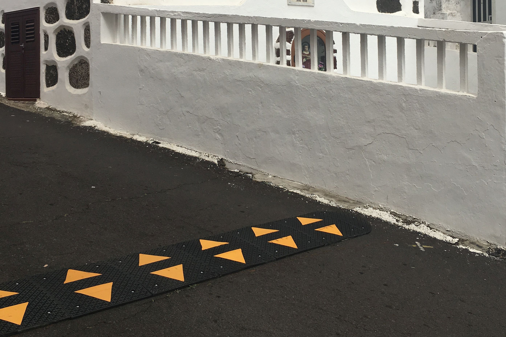 El Pinar instala bandas para la reducción de velocidad en calles del municipio