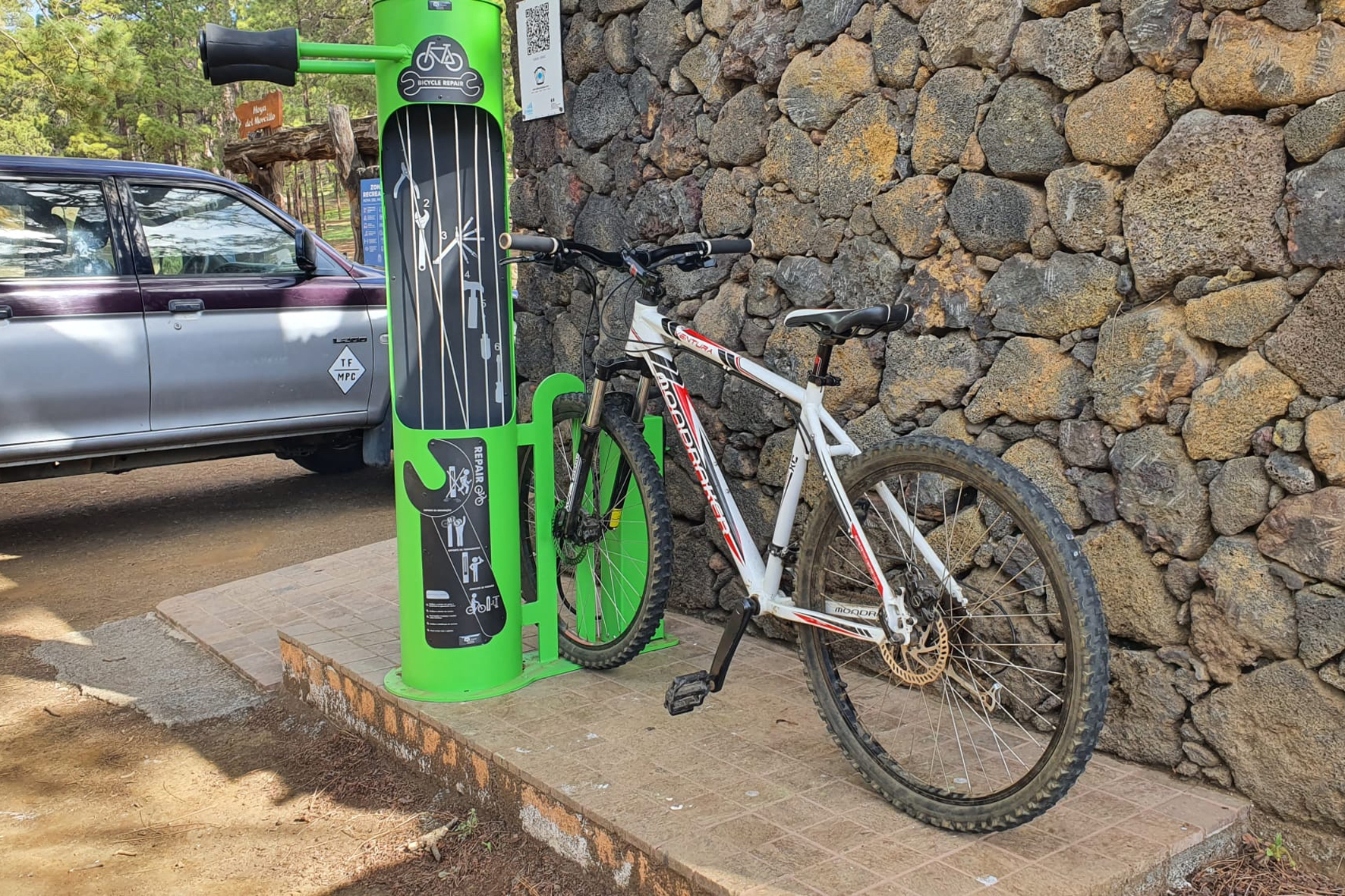 El Pinar instala las primeras estaciones de reparación rápida de bicicletas de Canarias