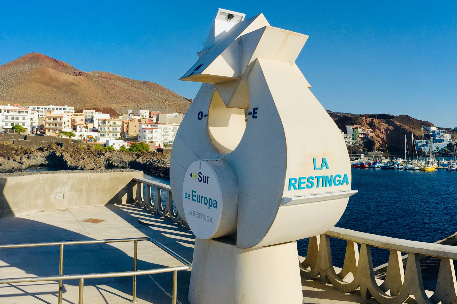 El Pinar embellece la escultura del puerto pesquero de La Restinga