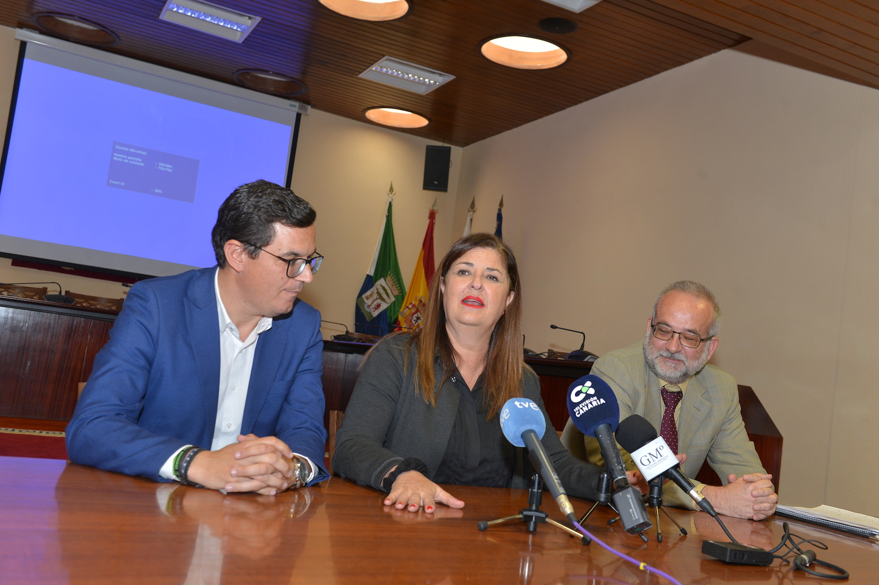 El Gobierno de Canarias propicia el impulso para establecer una ruta marítima que una las islas verdes