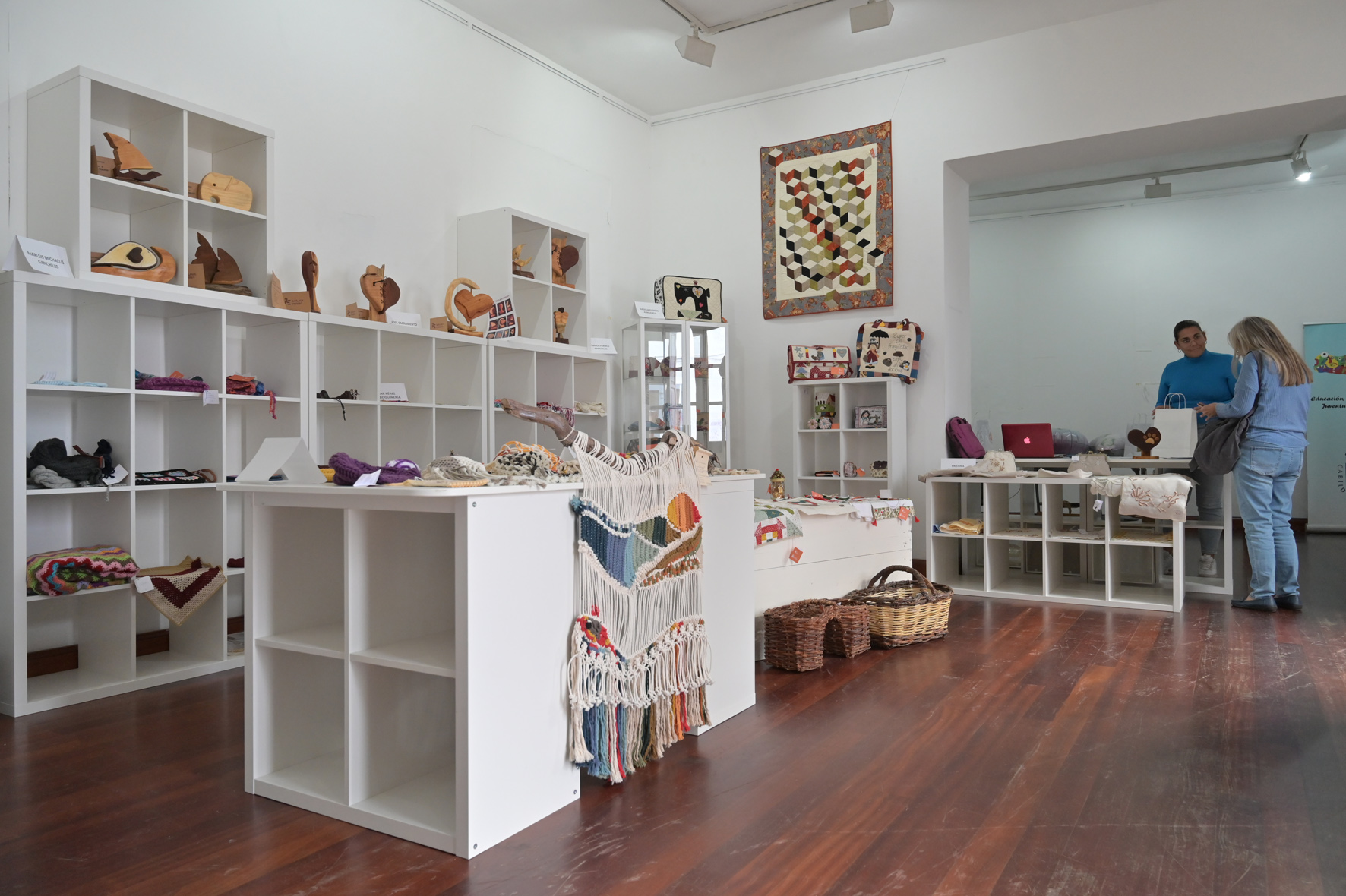 La Sala de Exposiciones del Cabildo acoge la Muestra de Artesanía Insular con trabajos de 18 artesanos de la isla