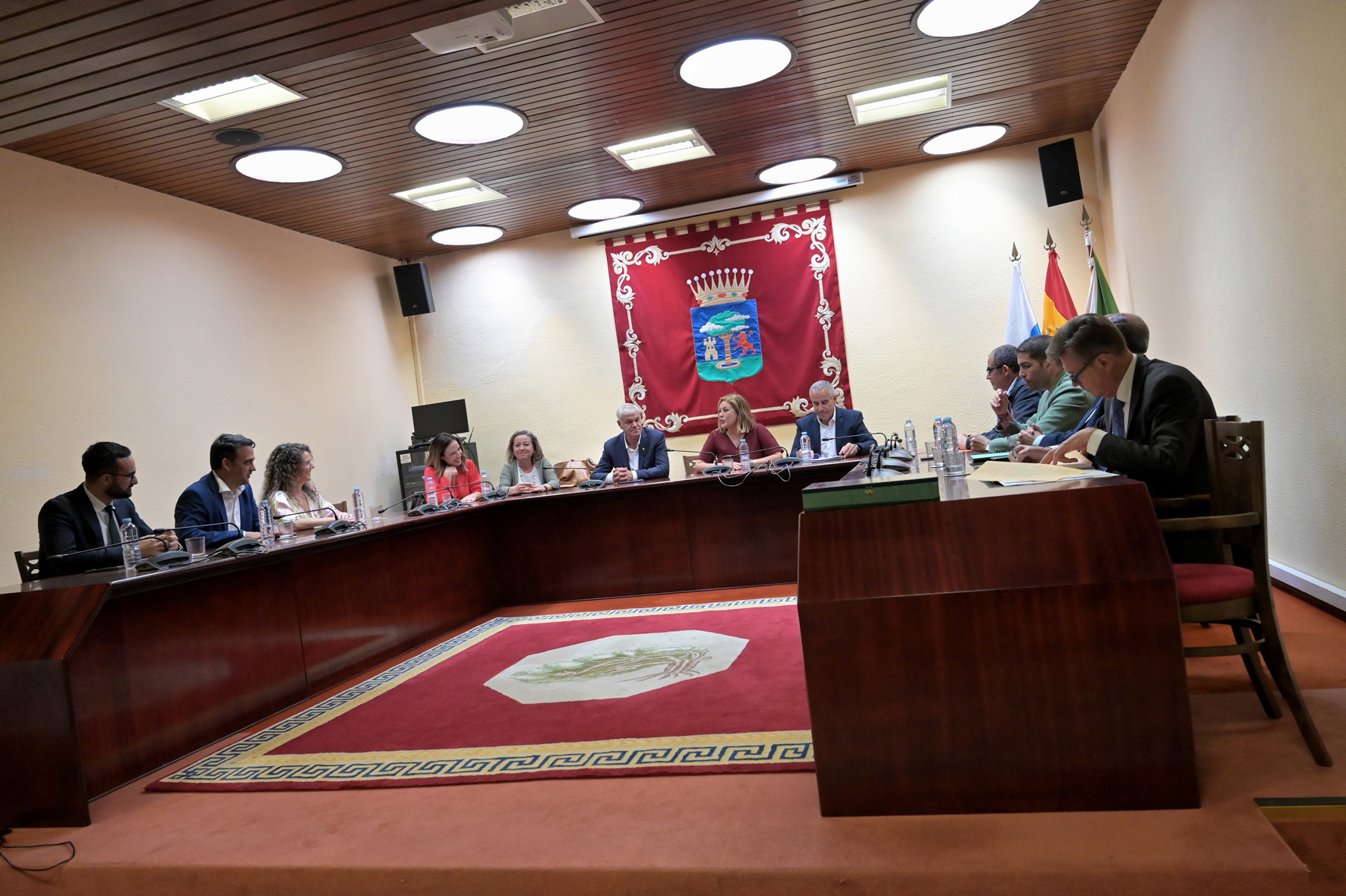 La Mesa del Parlamento se reúne en El Hierro con los alcaldes y colectivos que trabajan en la atención a inmigrantes en la Isla
