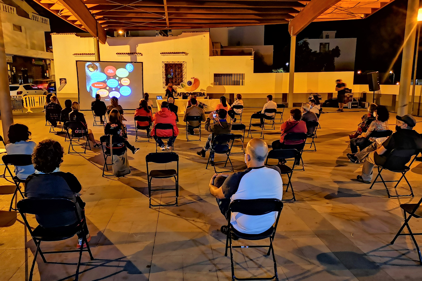La Frontera ofrece una charla sobre la defensa de la observación del cielo nocturno a los vecinos del municipio