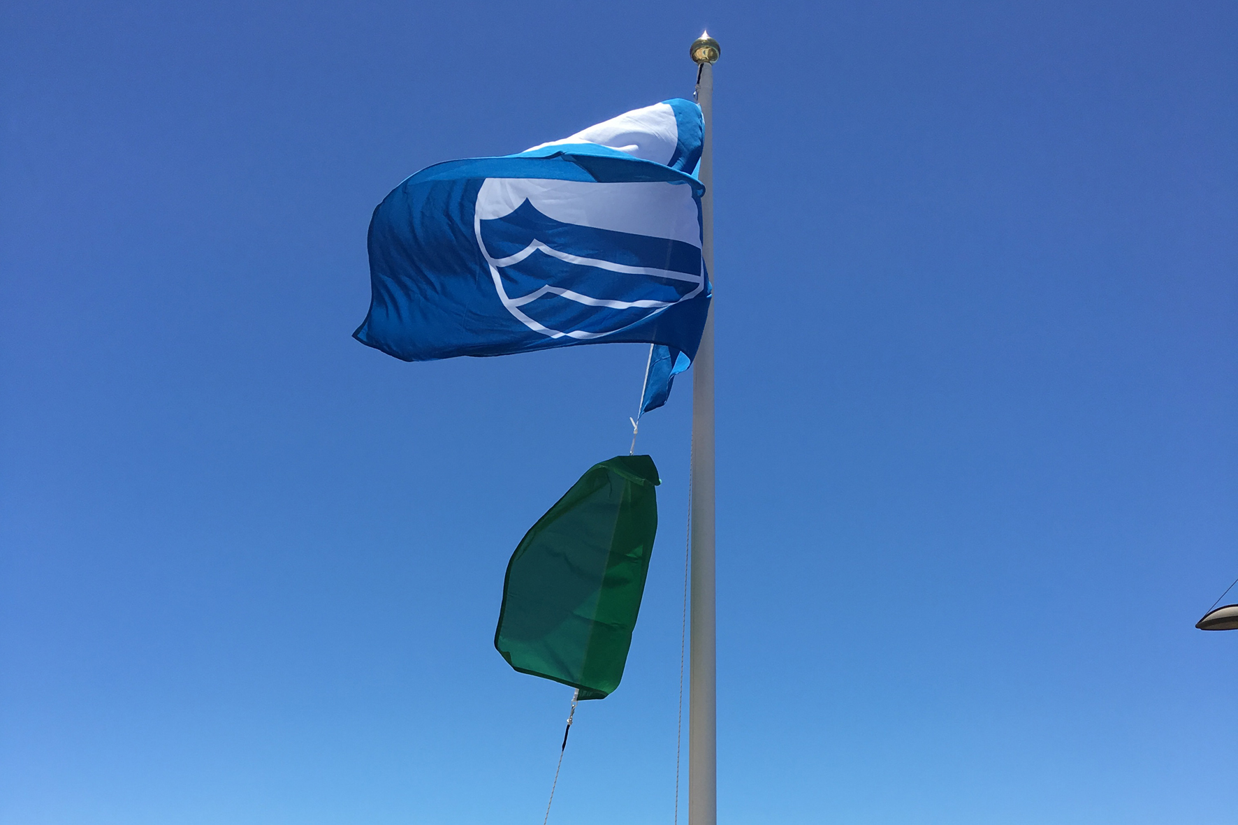 La Bandera Azul ya hondea en la playa del pueblo de La Restinga