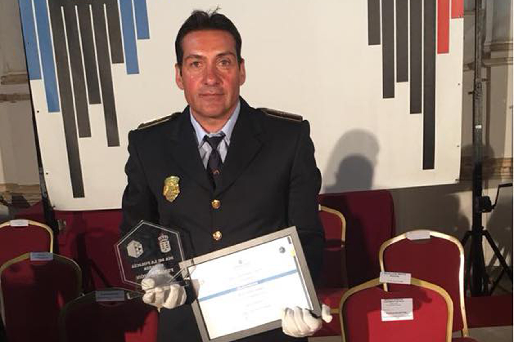 El agente José Miguel Pérez Casañas es distinguido por el Gobierno de Canarias