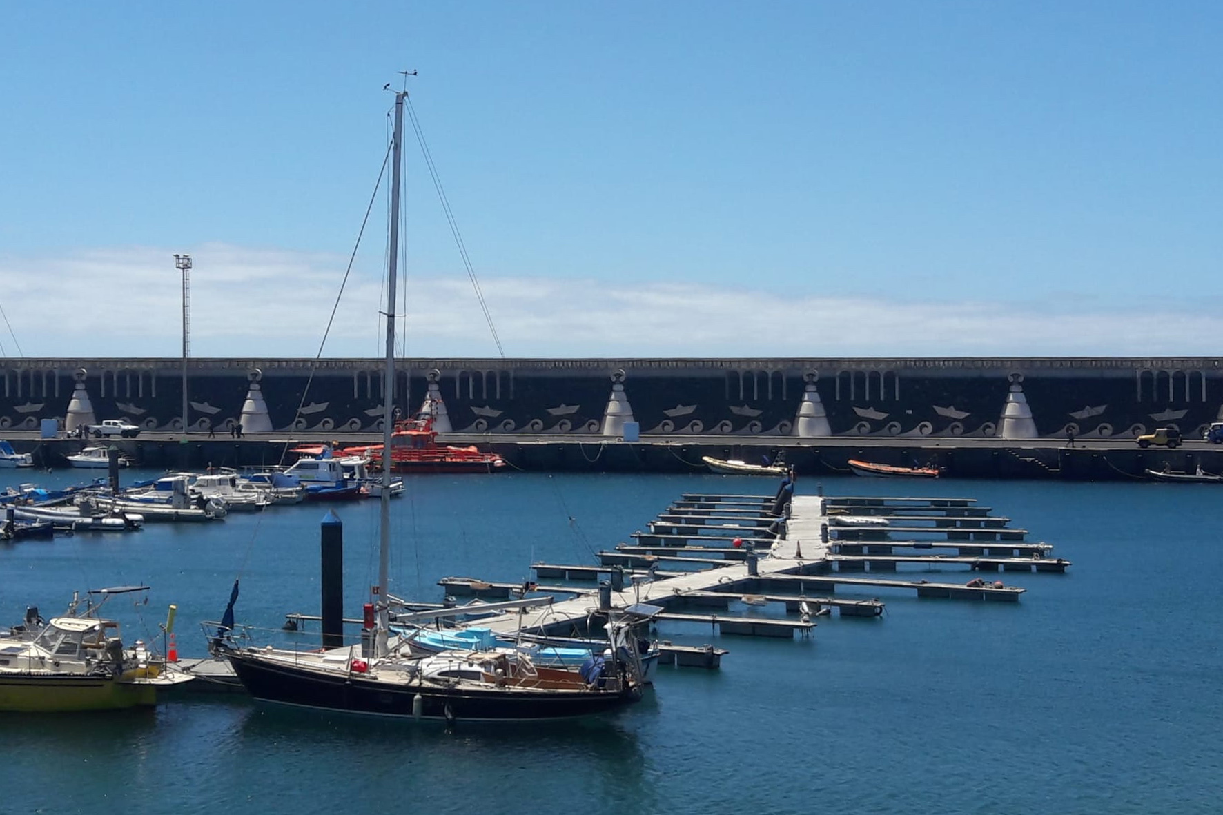 Quintero reclama en el Parlamento la reparación inmediata de los pantalanes del puerto de La Restinga