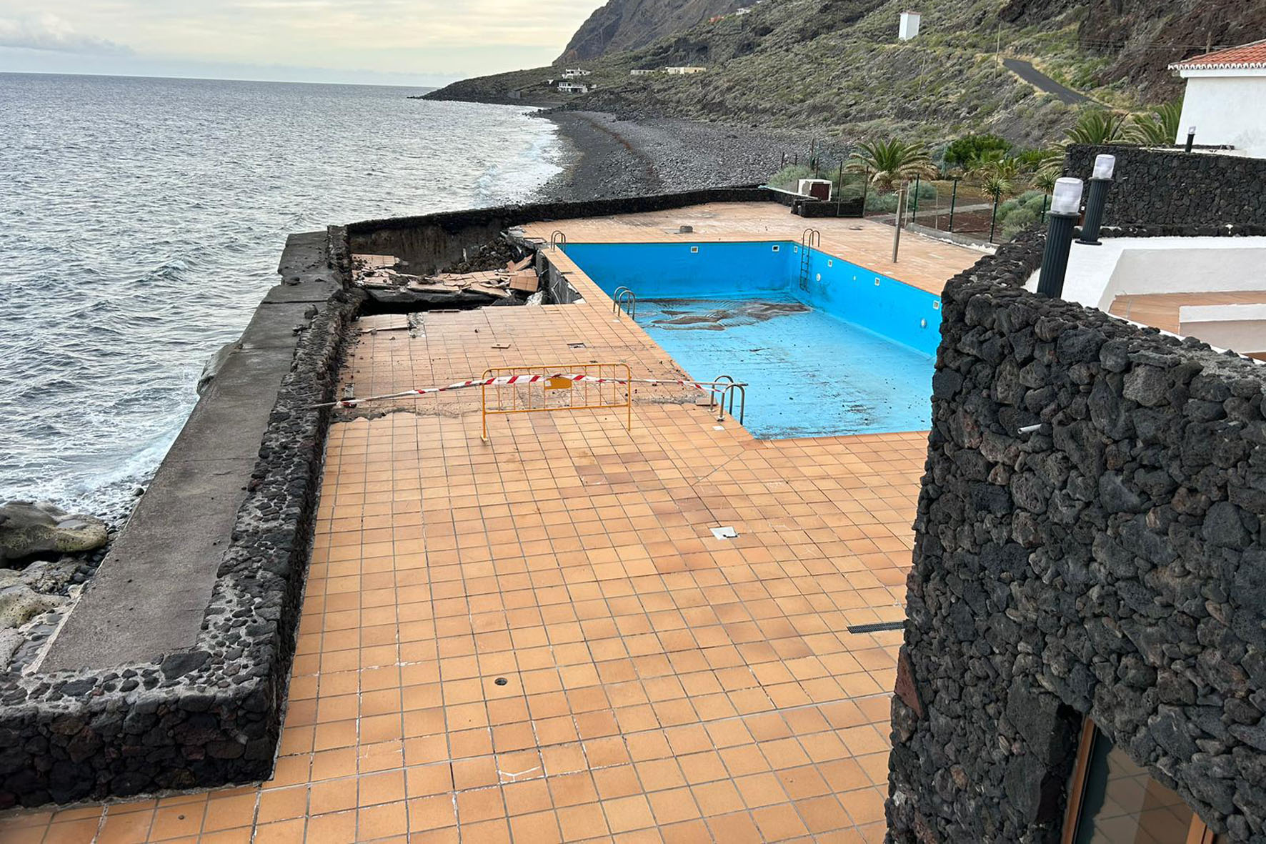 Armas pide a Paradores Nacionales que ponga en funcionamiento de la piscina del Parador de El Hierro